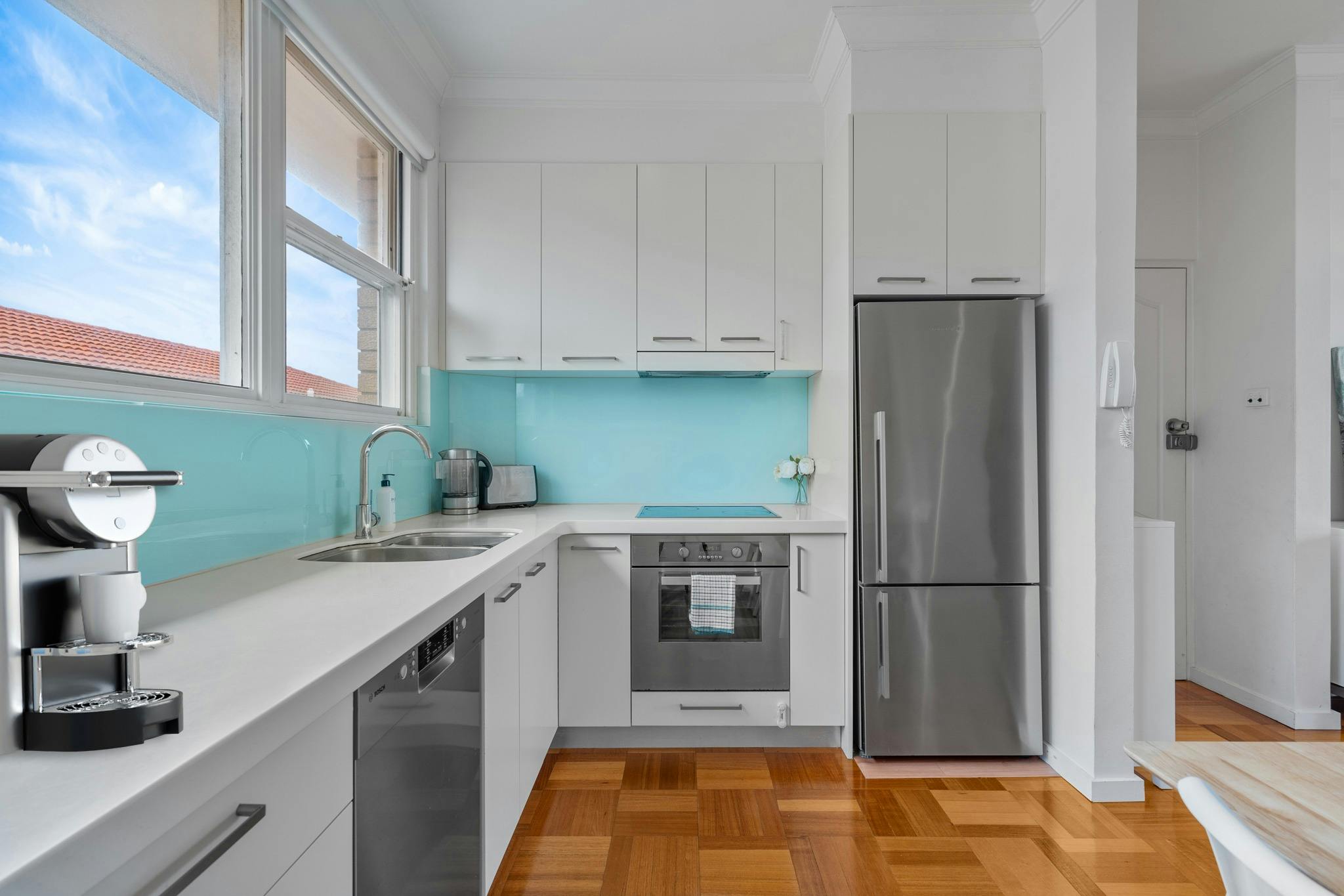 廚房區配有現代化電器和可欣賞美景的大窗戶