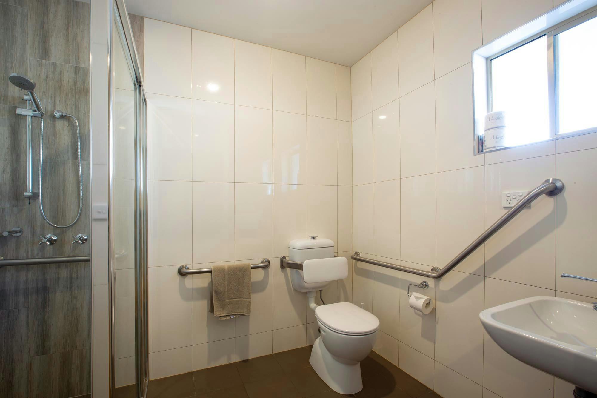 Euston Club Accessible Unit Bathroom