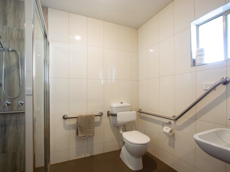Euston Club Accessible Unit Bathroom