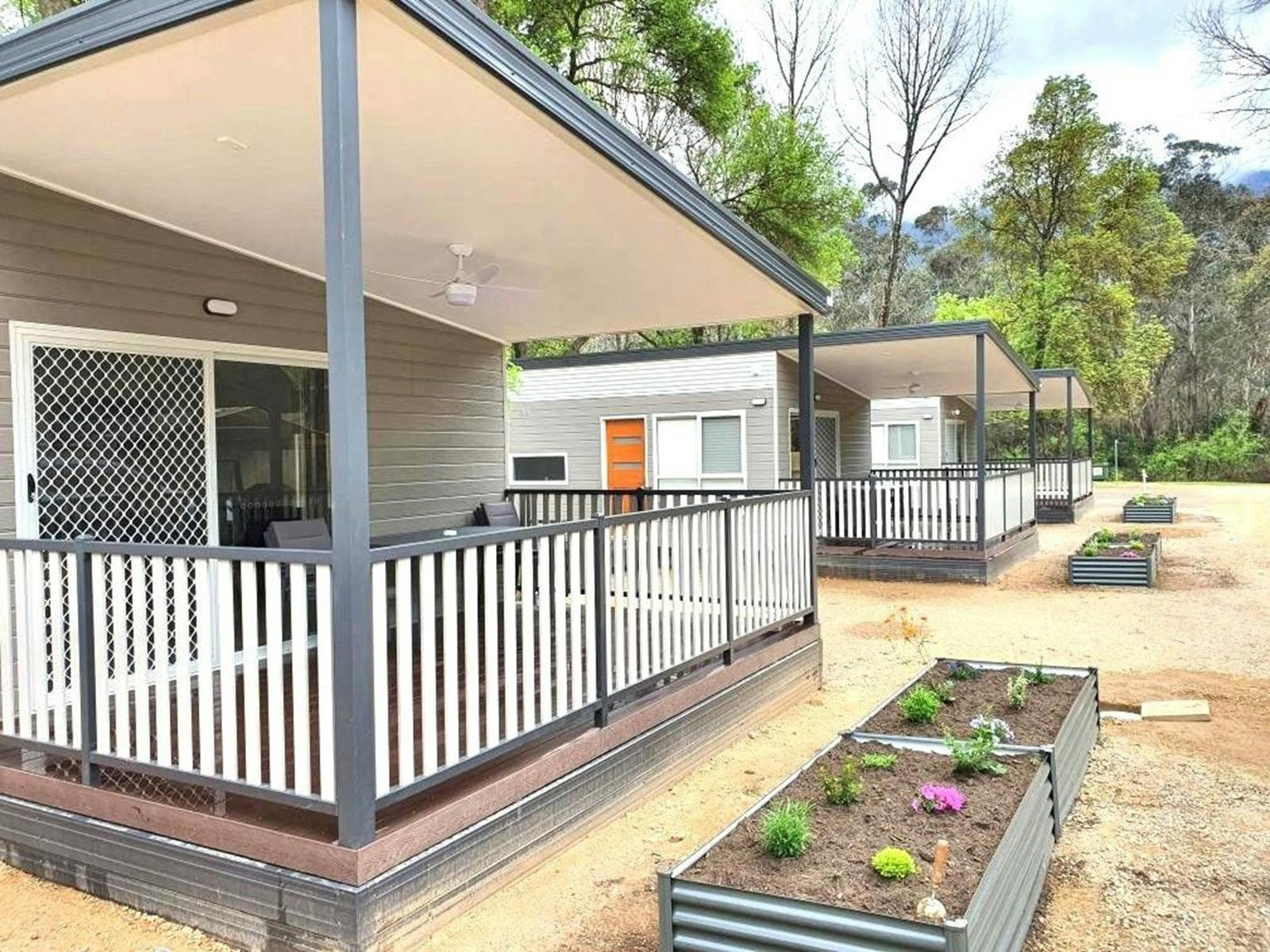 33246_discovery_parks_bright_deluxe_2_bedroom_access_cabin_sleeps_4_exterior