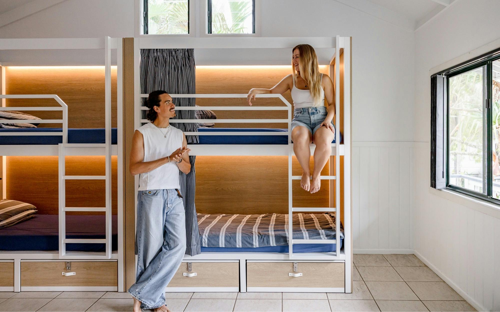 Mehrbettzimmer im Wake Up! Byron Bay. Hochwertige Etagenbetten mit Sichtschutzvorhängen und Stauraum unter dem Bett.