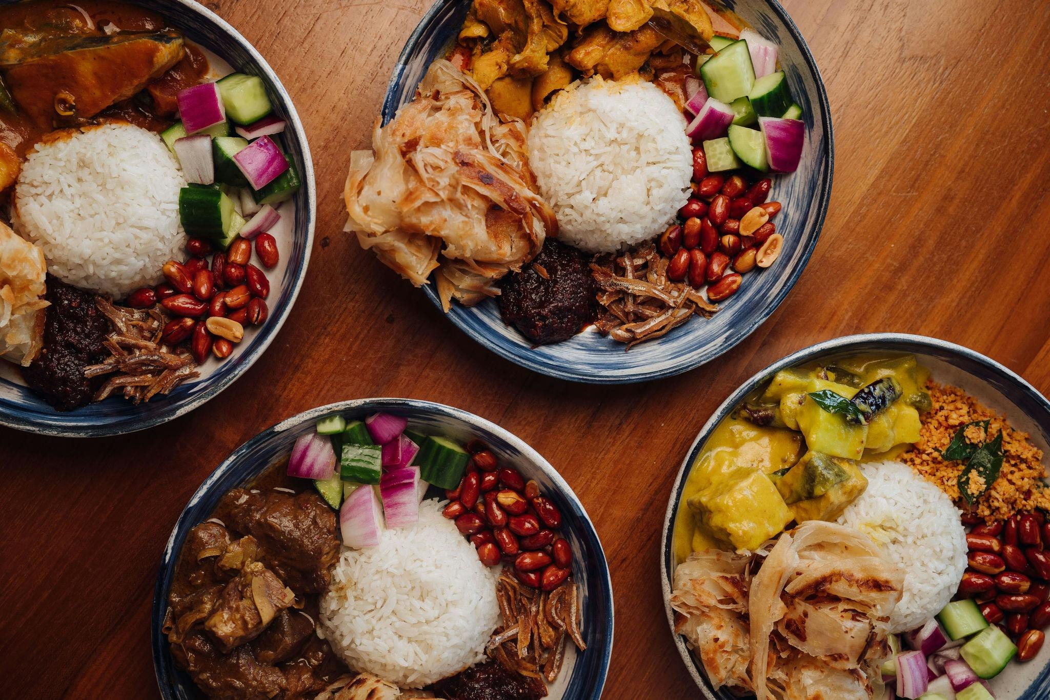 Auswahl aus 4 Currys in der House Canteen