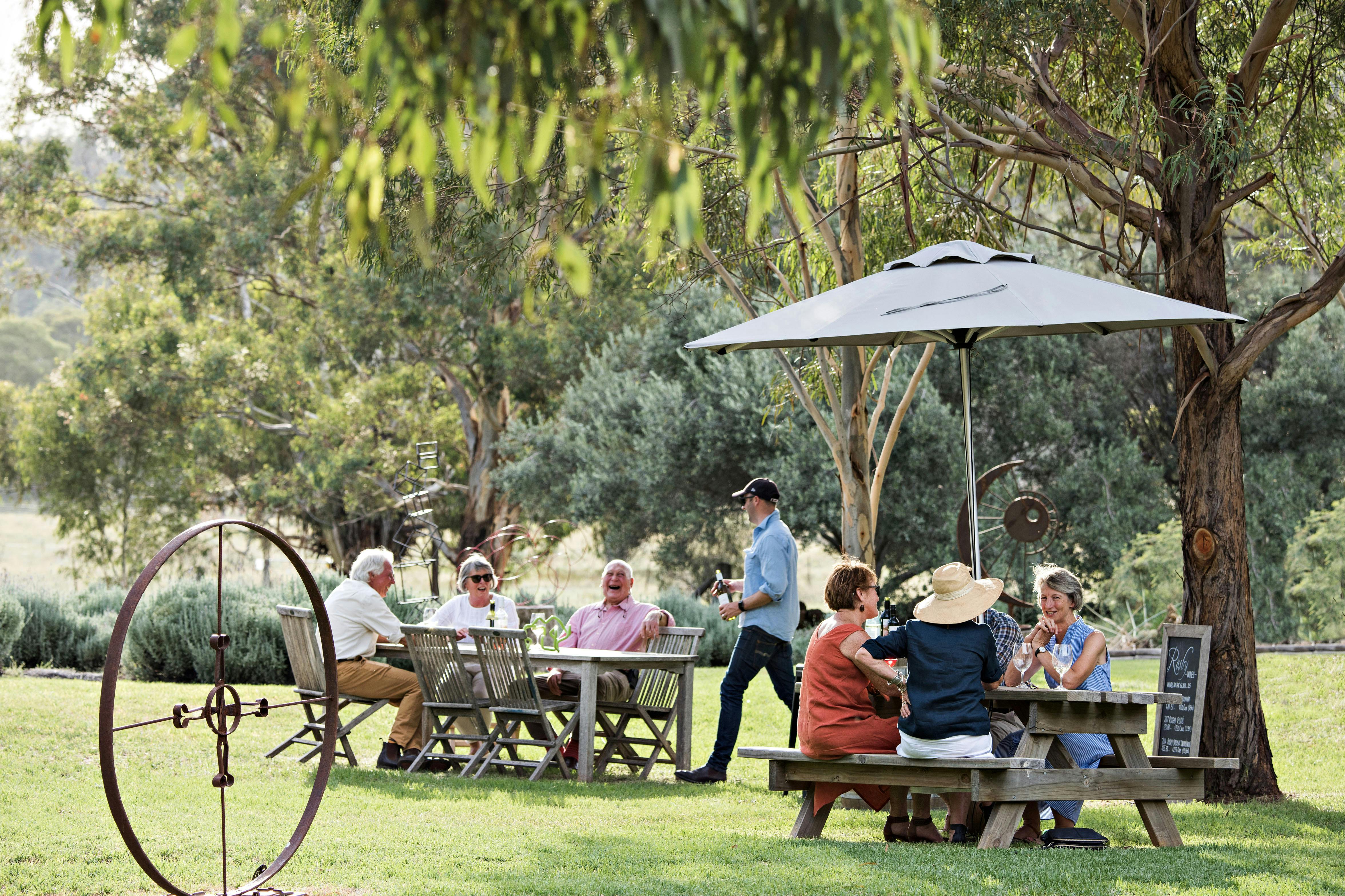 ロズビーワインセラードア＆彫刻庭園。見事な庭園の中でマッジーワイン。