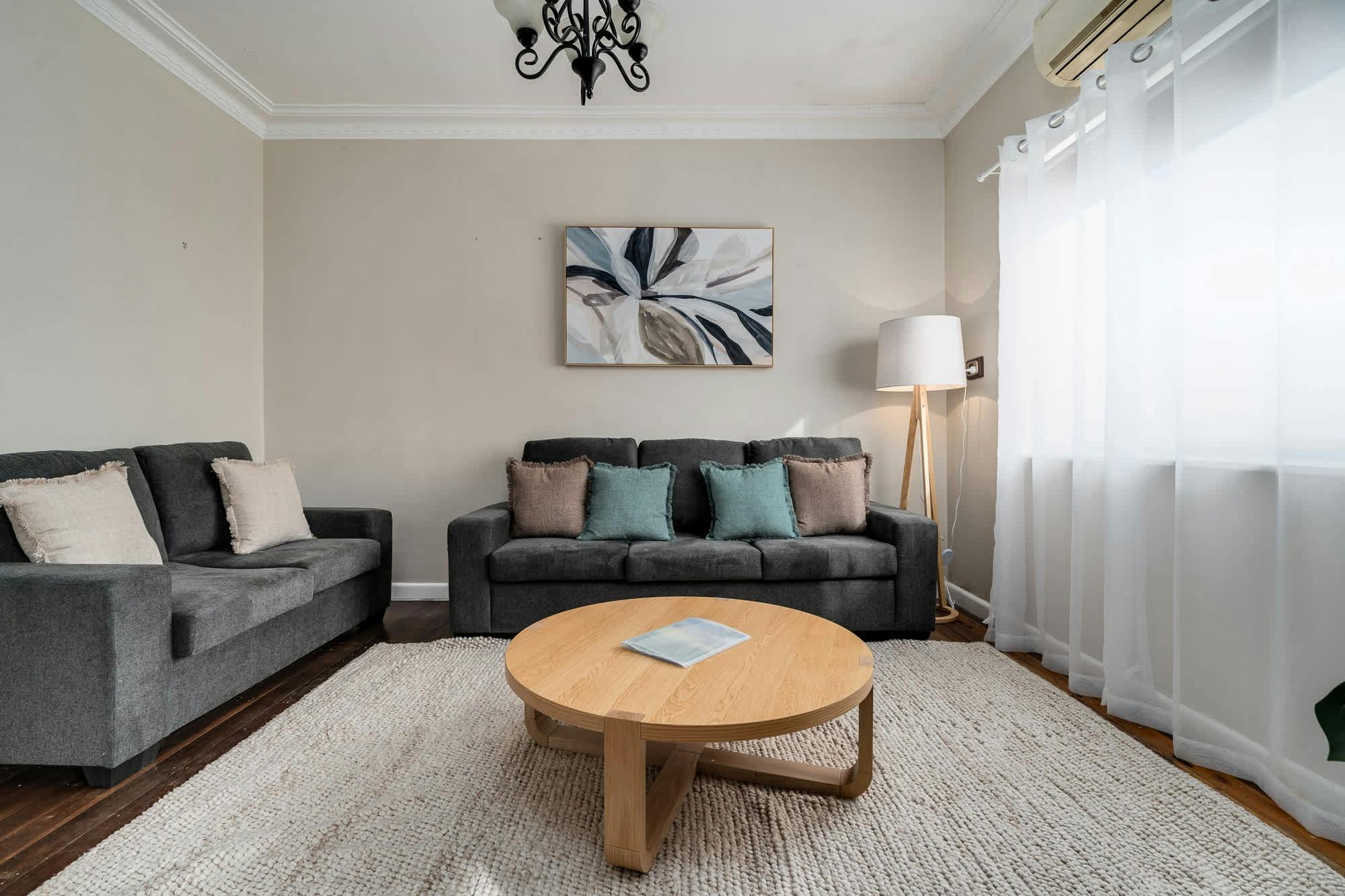 소파와 커피 테이블 그리고 달튼 드림