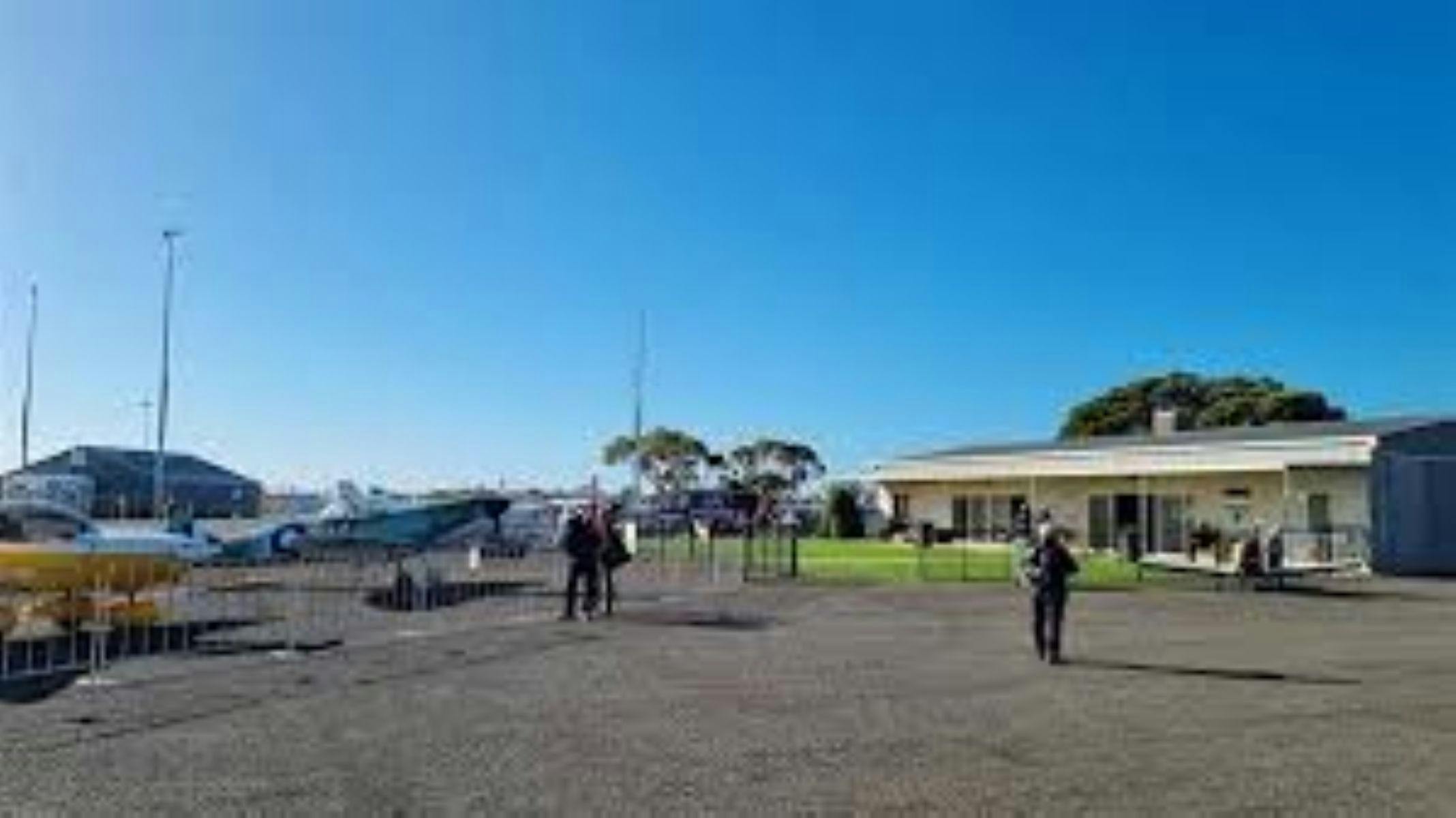 Image of Plane and people at Wentworth Aerodrome