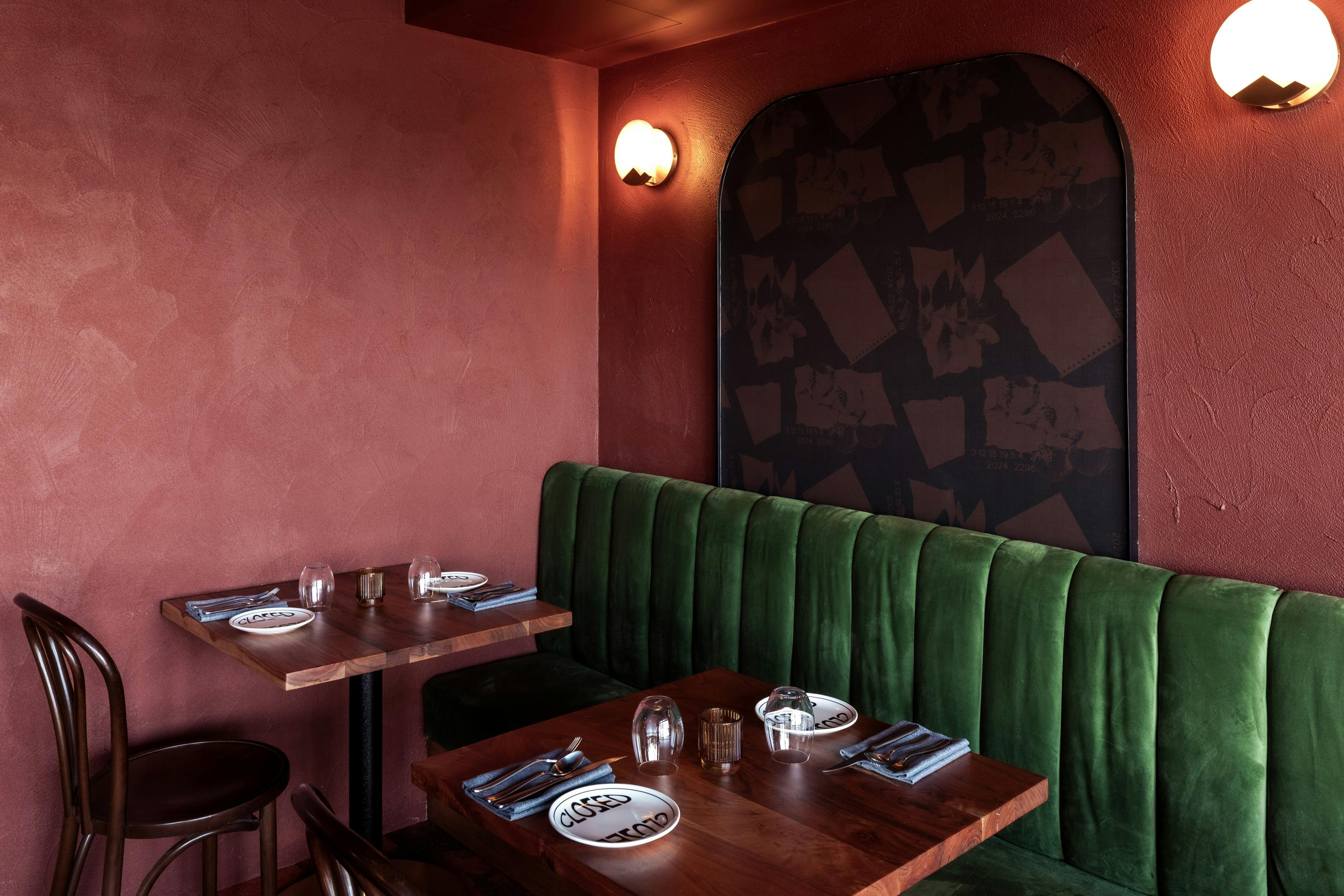 ドリンクとフードのブース席