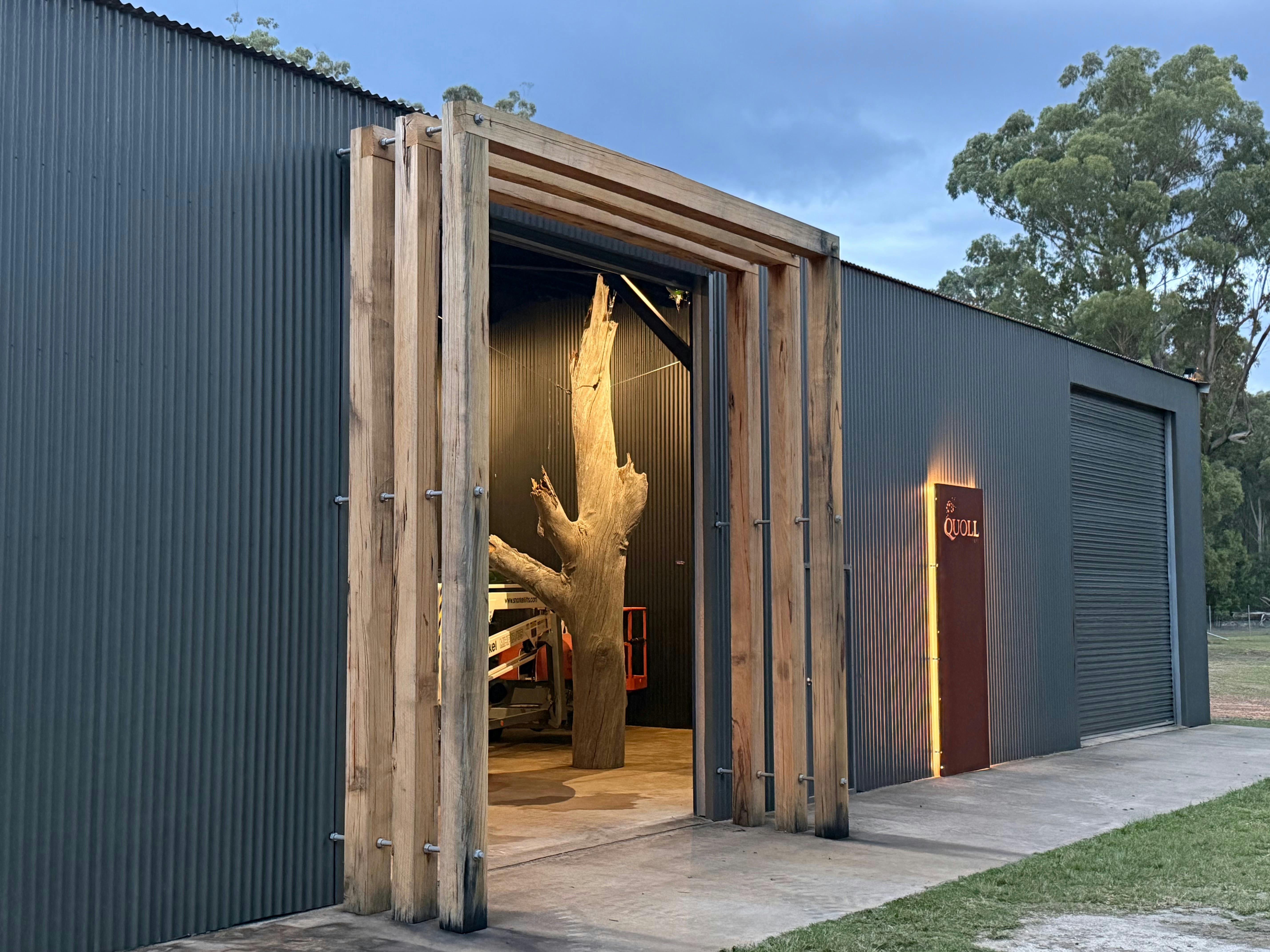 해설 센터에 들러 보호구역이 어떻게 운영되는지 어떤 종을 보호하는지 알아보세요.