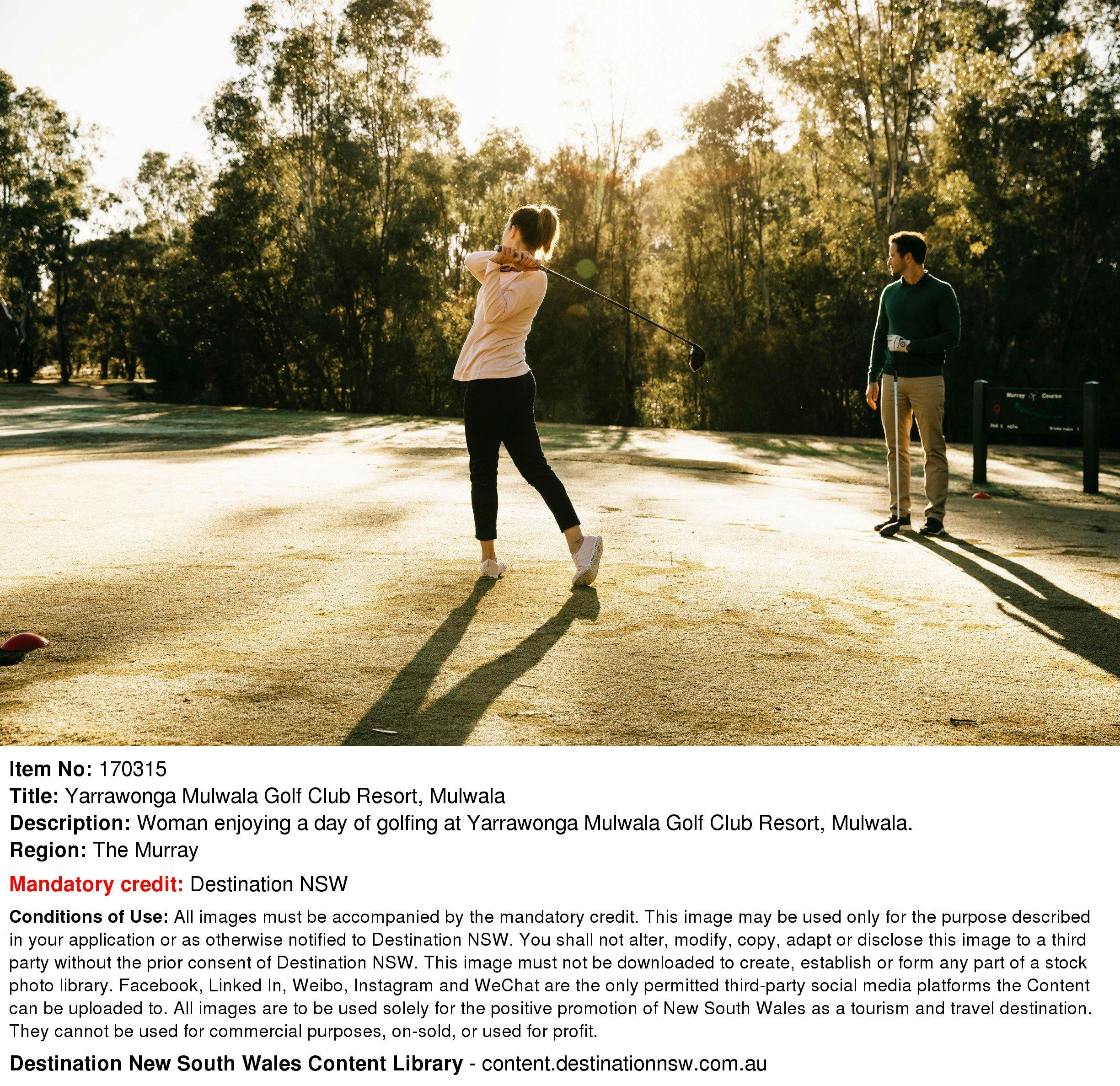 야라웡가 물왈라 골프 클럽 리조트에서 골프를 즐기는 여성