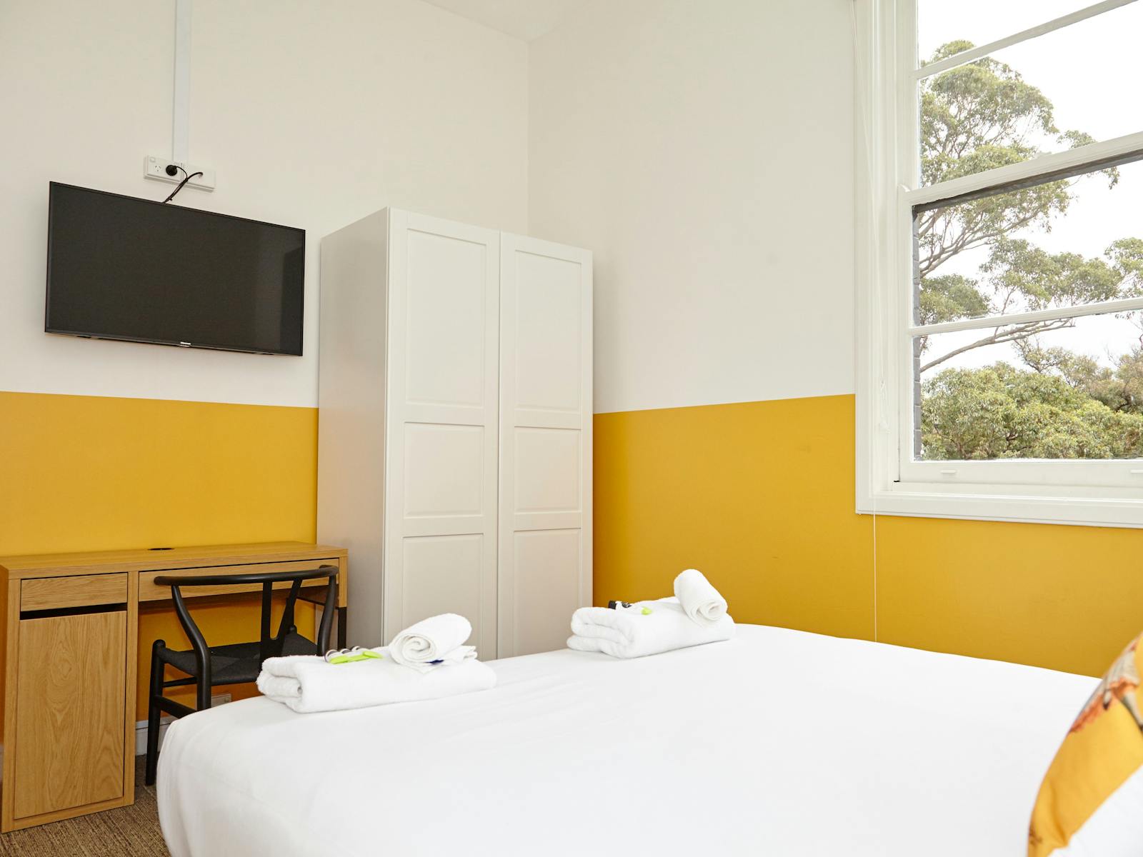 エルコ ホテル、アースキンビル、ニューサウスウェールズ州 - クイーン ルーム (共用バスルーム)