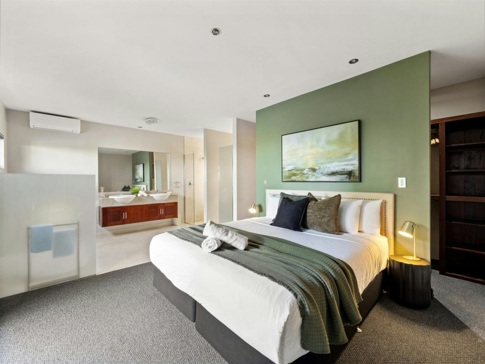 Bedroom 1 - 1 King bed, Airconditioning