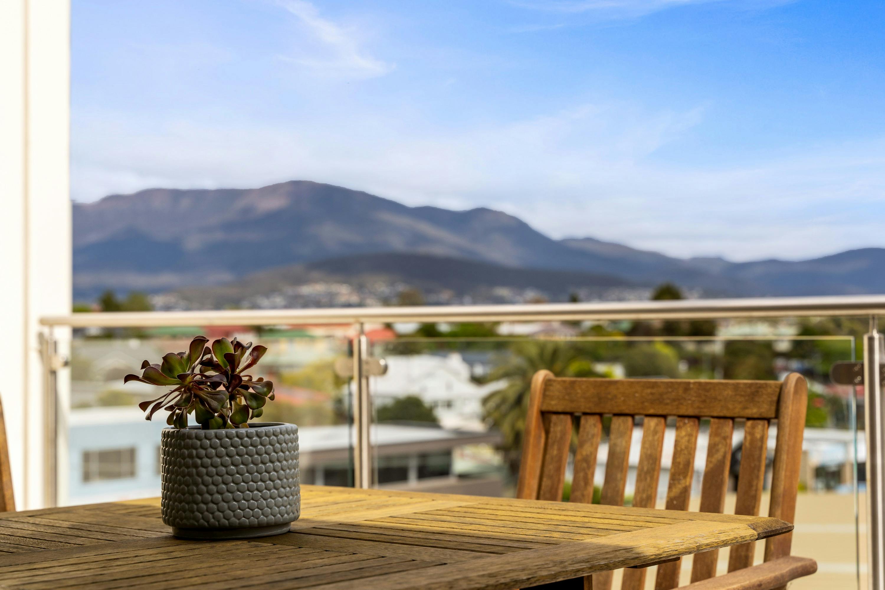 Self contained apartment views to Mount Wellington