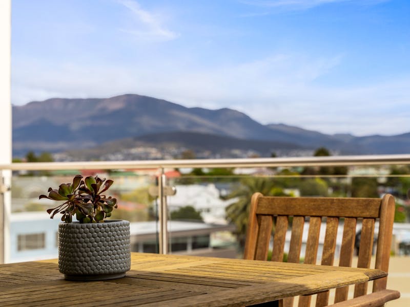 Self contained apartment views to Mount Wellington