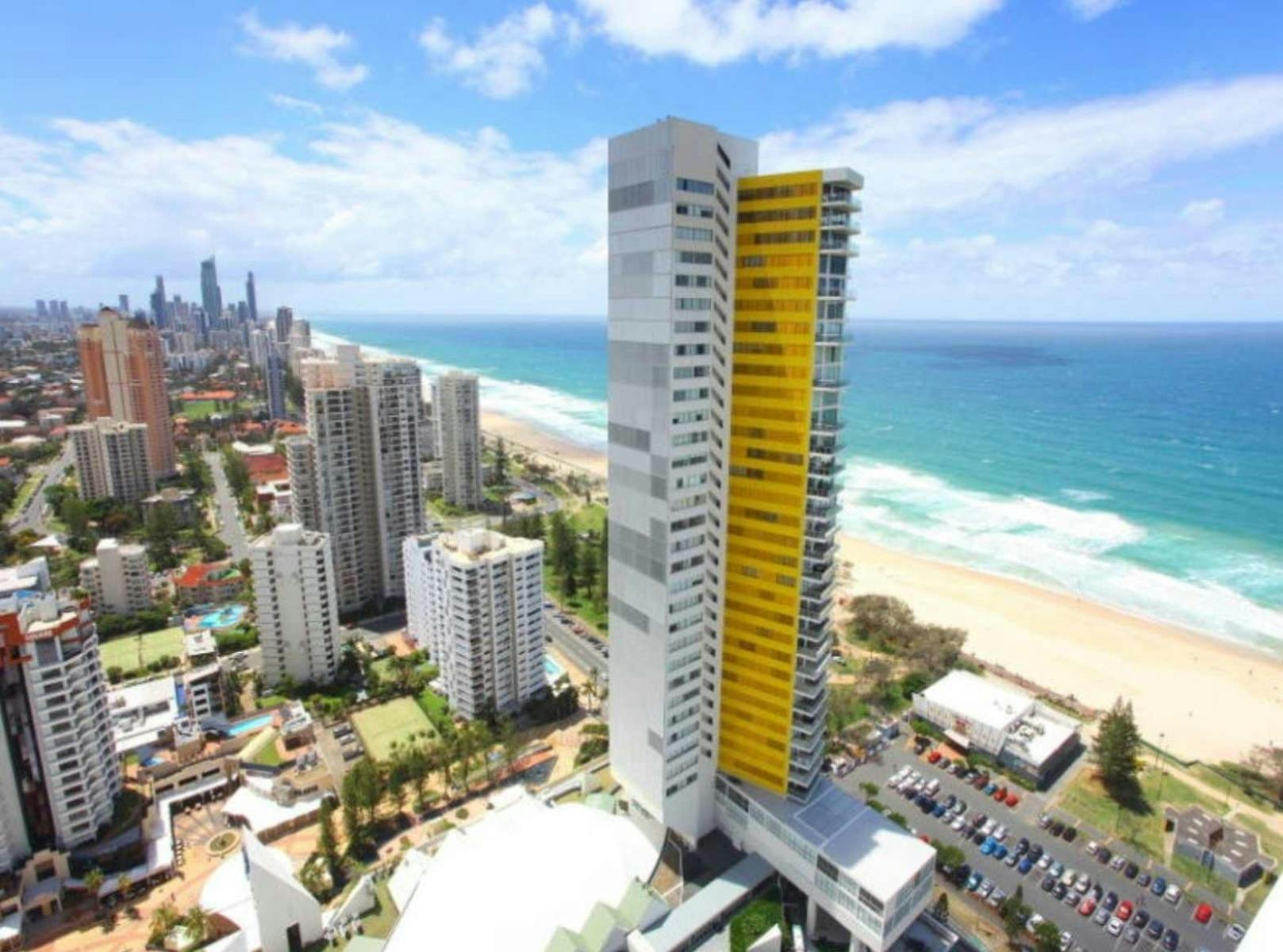 Easy access to the beach, dining and shopping nearby