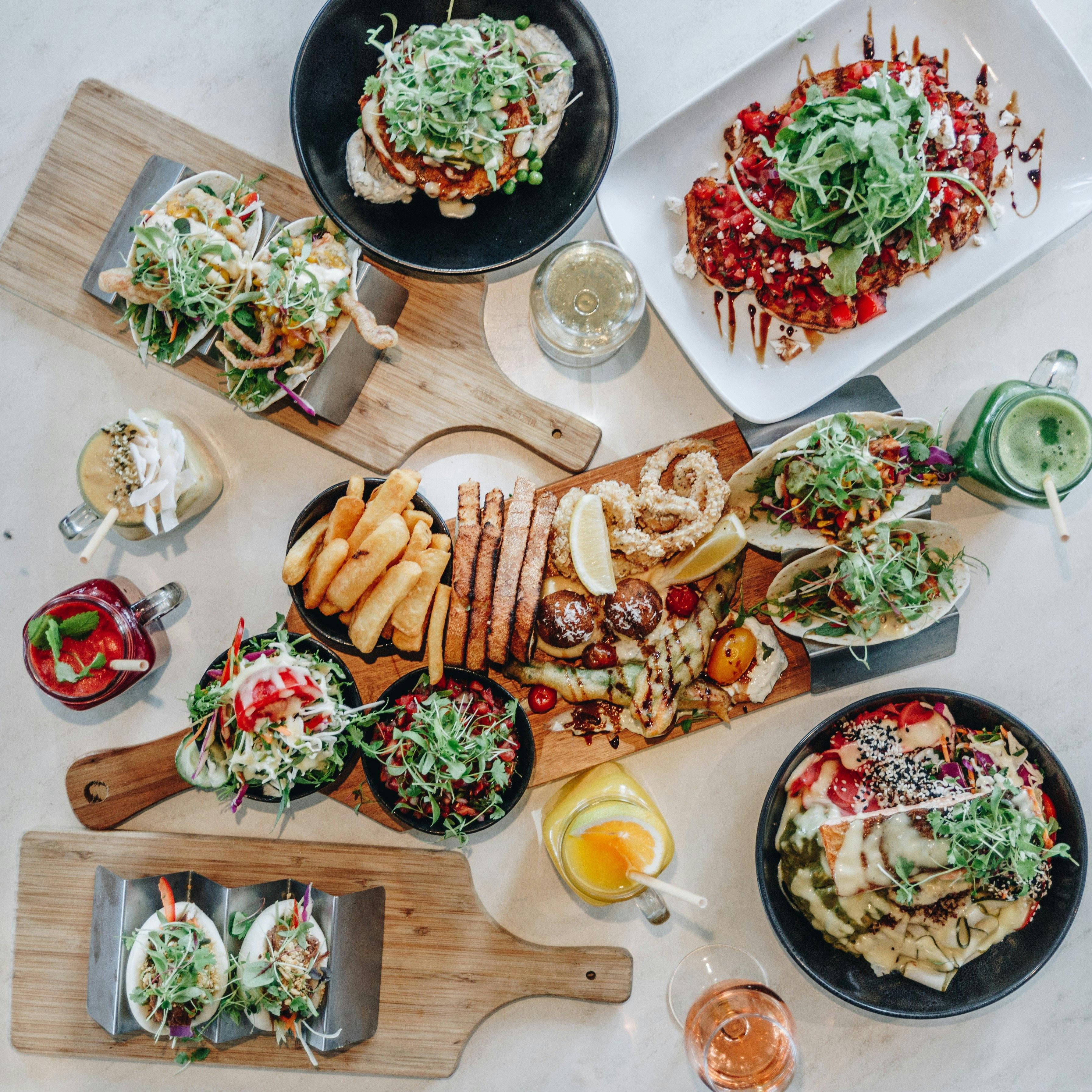 Point Cafe Avoca에서 음식 플래터 공유