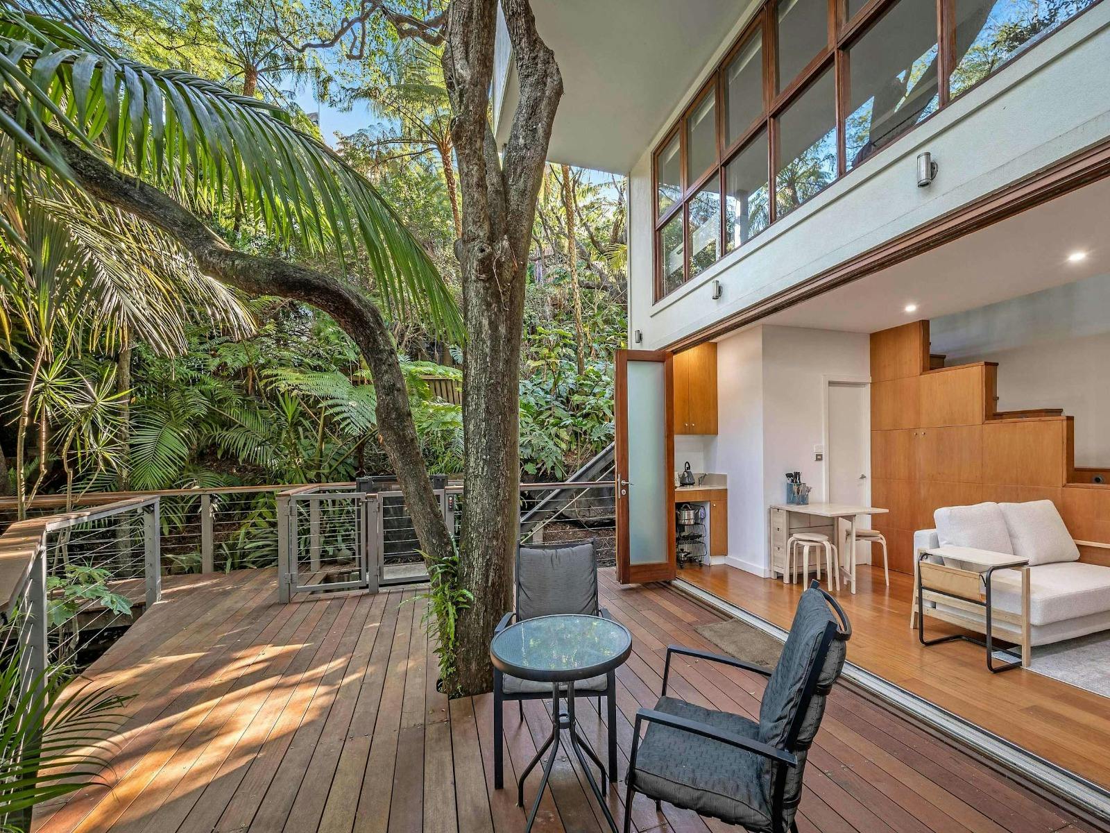 MetaWiseBnB Stylish Loft Studio with Garden in Seaforth