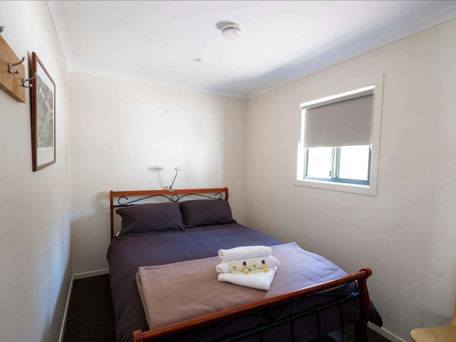 Cosy double room in the Tahune Lodge, comfortable queen size bed.