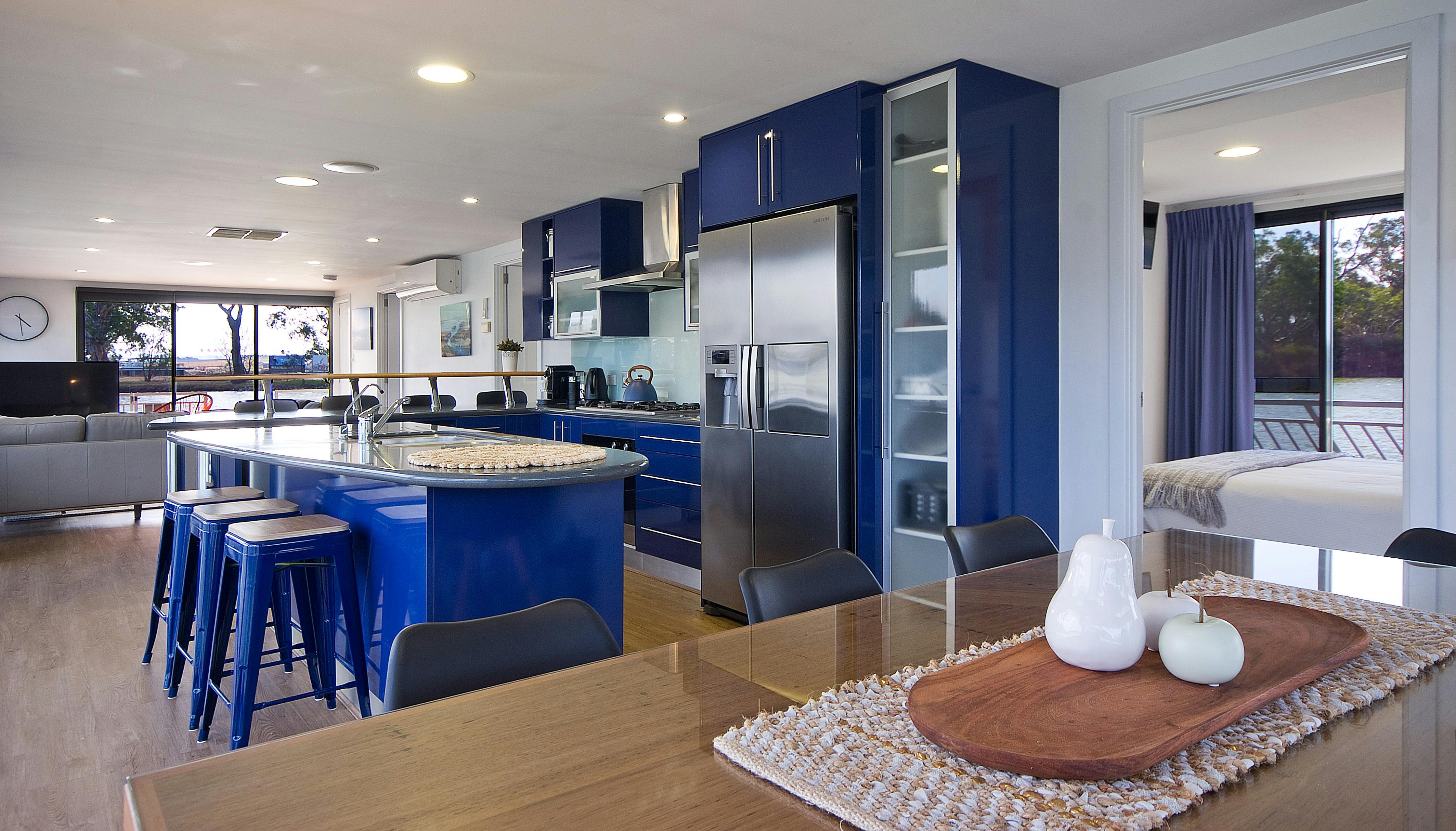 River Breez dining and kitchen