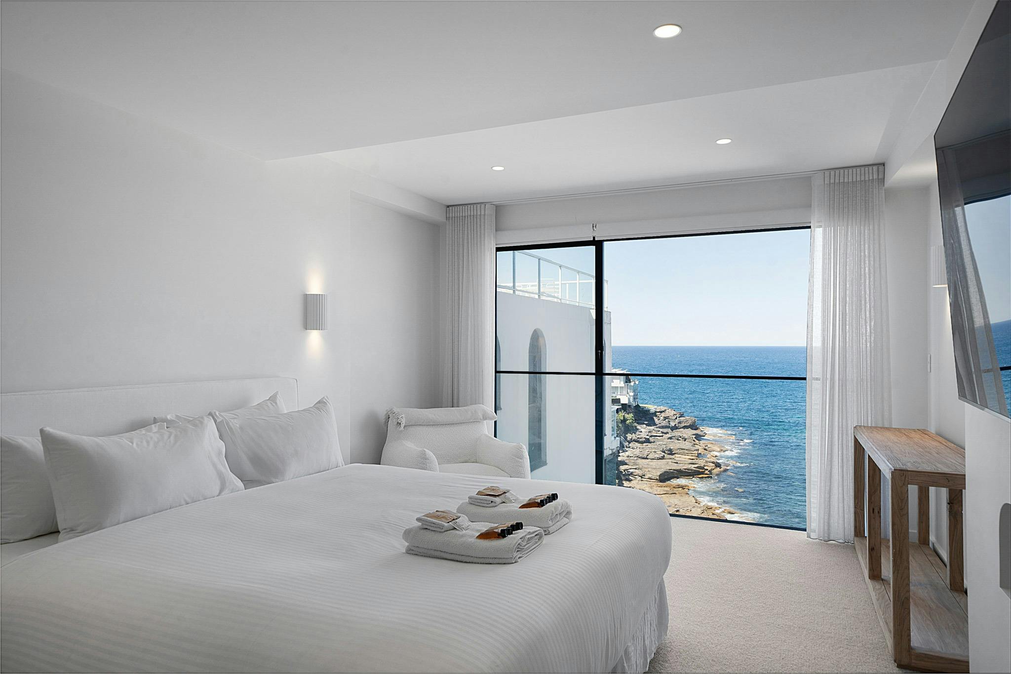主臥室享有海濱景觀和現代設計。