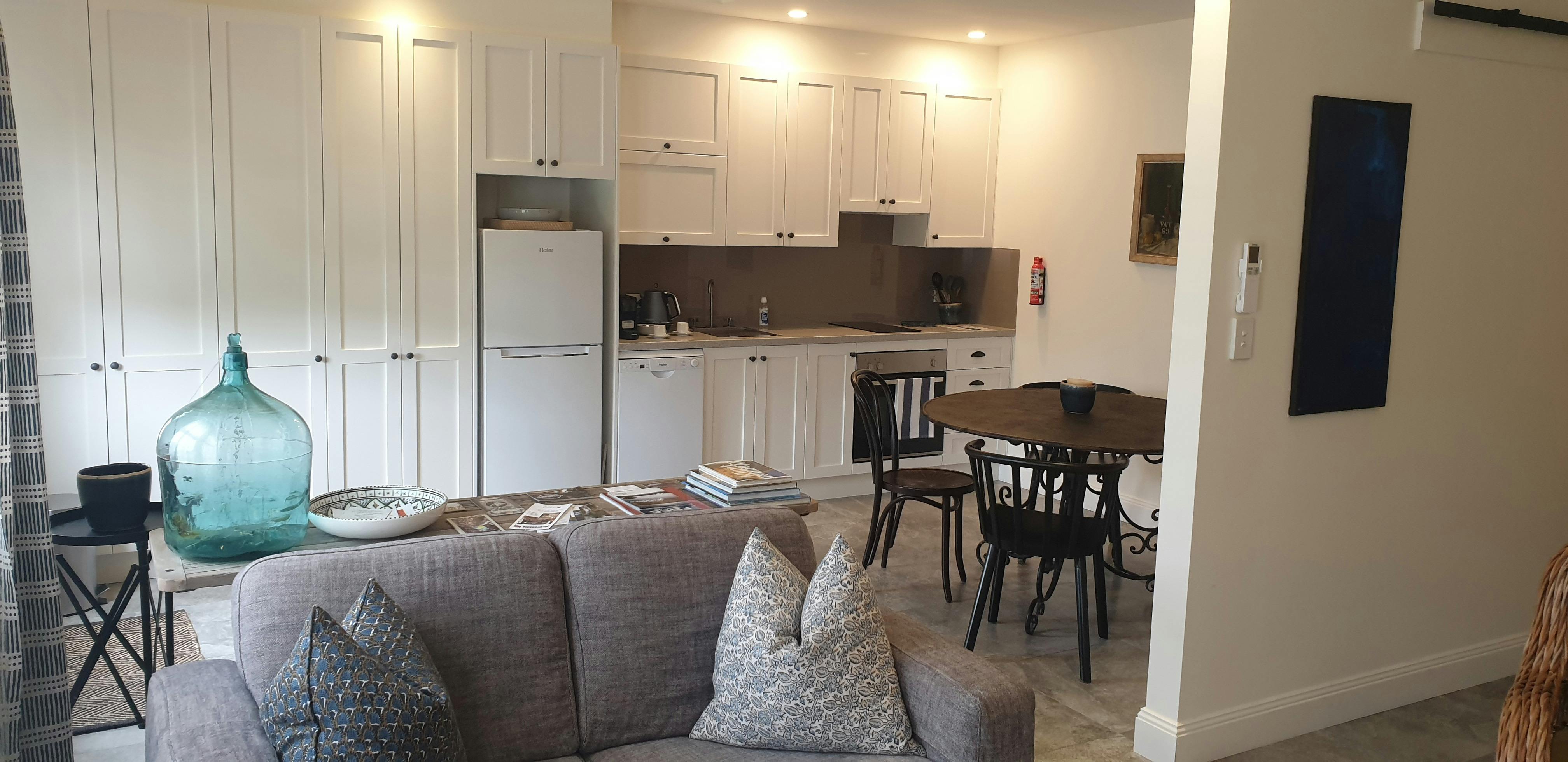 Fully equipped kitchen and dining area