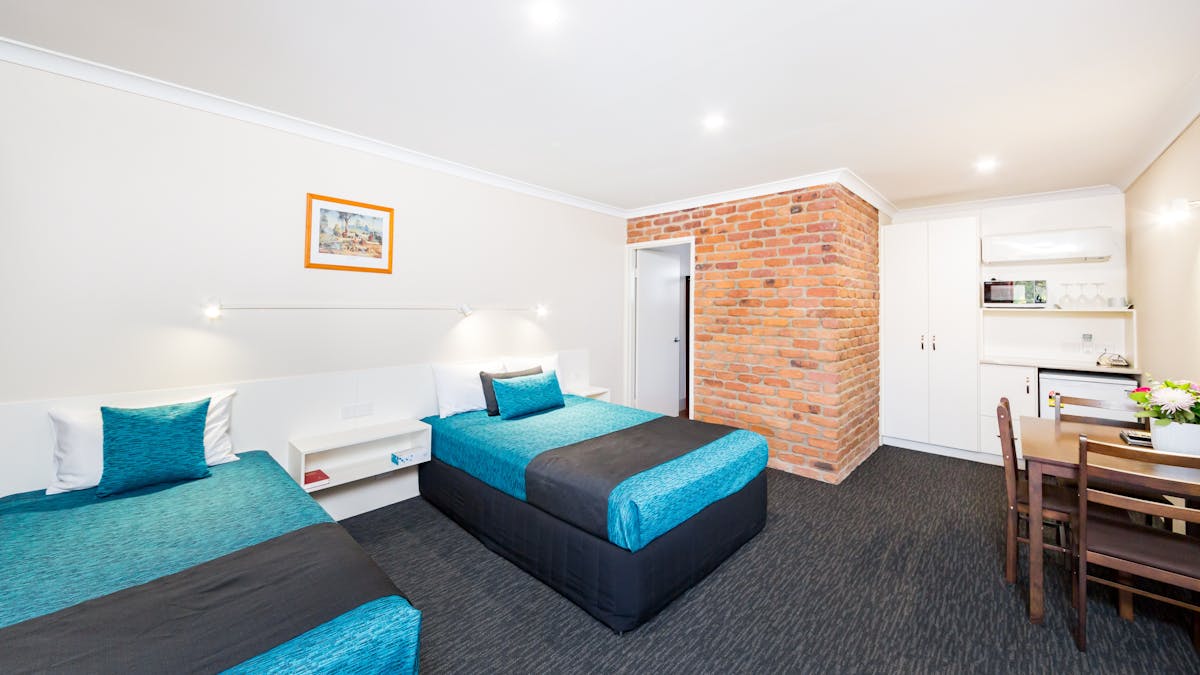 Newly renovated Twin room sleeps 3, Queen bed & Single bed, table & chairs, smart tv, aircond, mwave