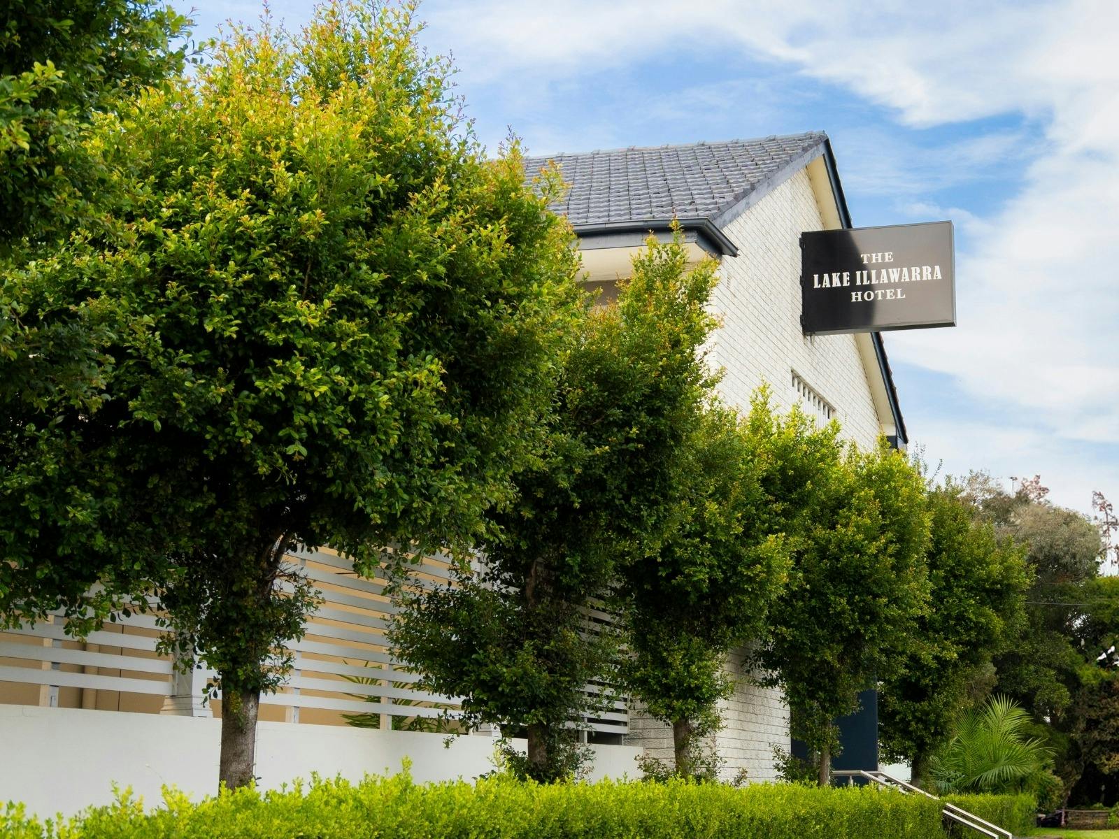 exterior of Lake Illawarra Hotel from Windang Road