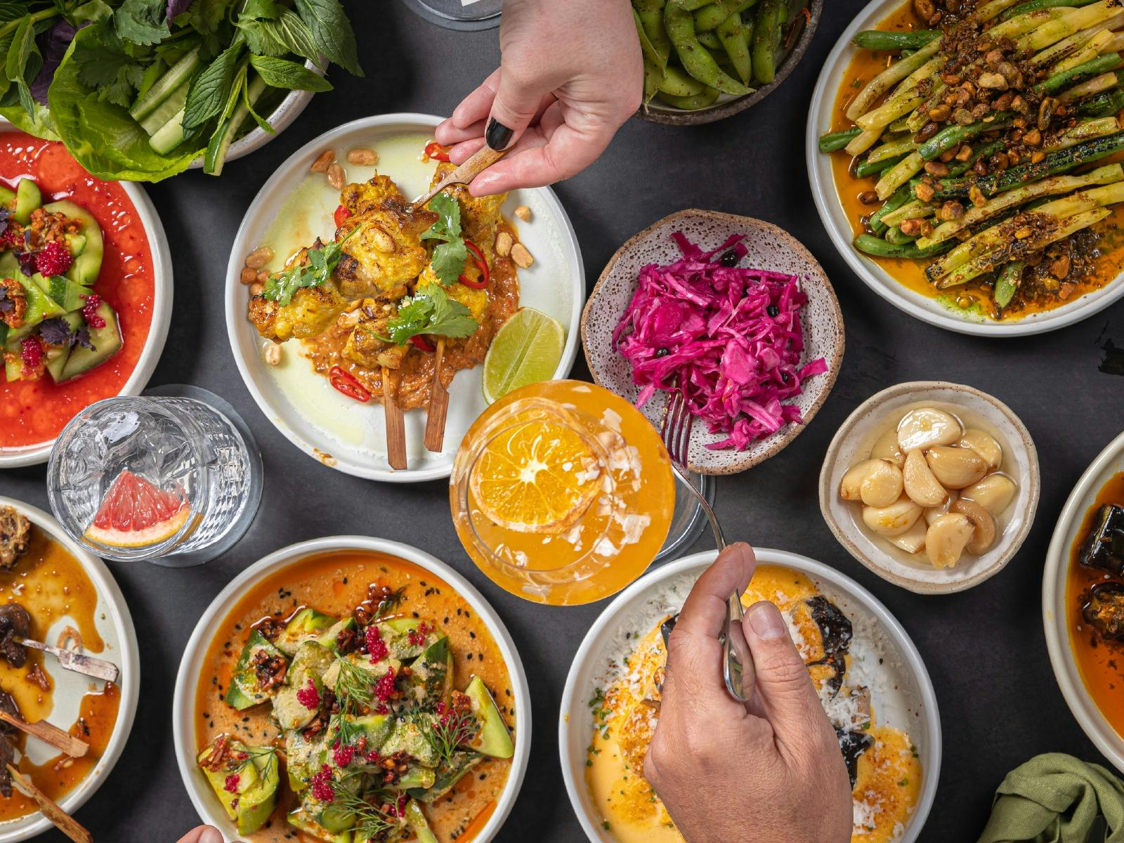 Earp Distilling Co에서 제공하는 다양한 요리와 칵테일을 머리 위에서 찍은 사진