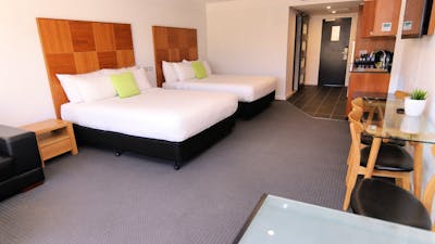 Queen Apartment. Ground Floor Easy Access.