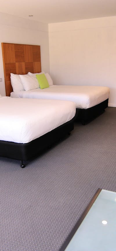 Queen Apartment. Ground Floor Easy Access.