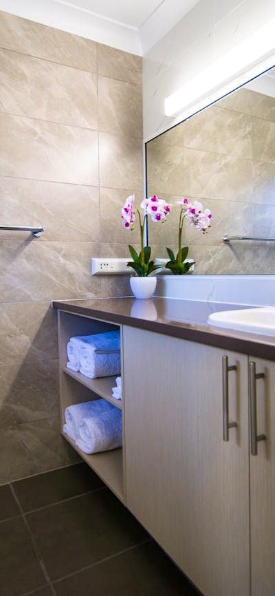 Deluxe Room Bathroom