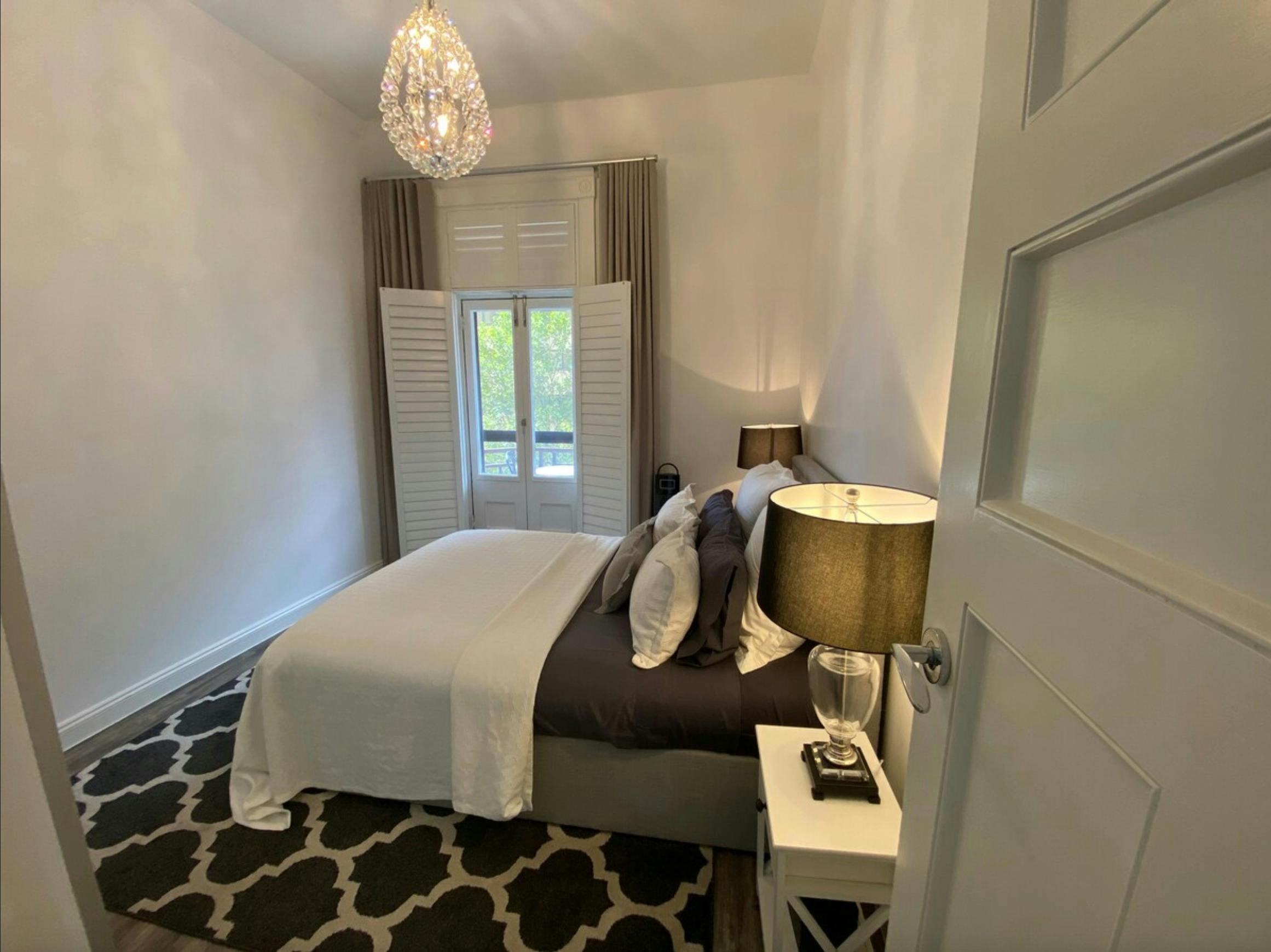 Experience Adelaide Deb's Stylish "Ruthven Mansions" CBD Apartment