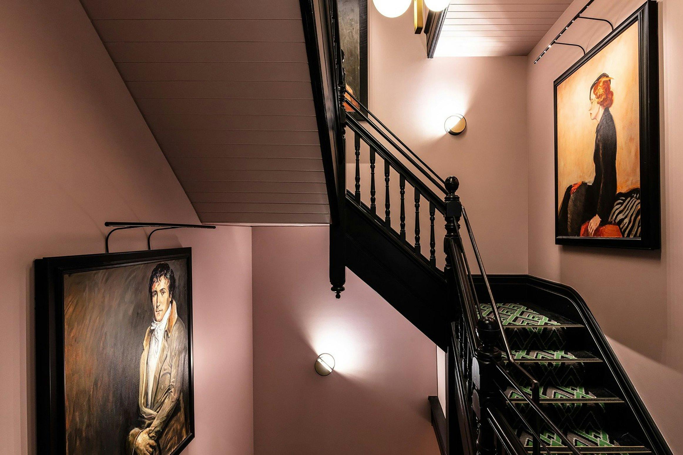 クリスタルブルックアルビオンの階段と、高く評価されているオーストラリアの芸術家アンケープによる肖像画