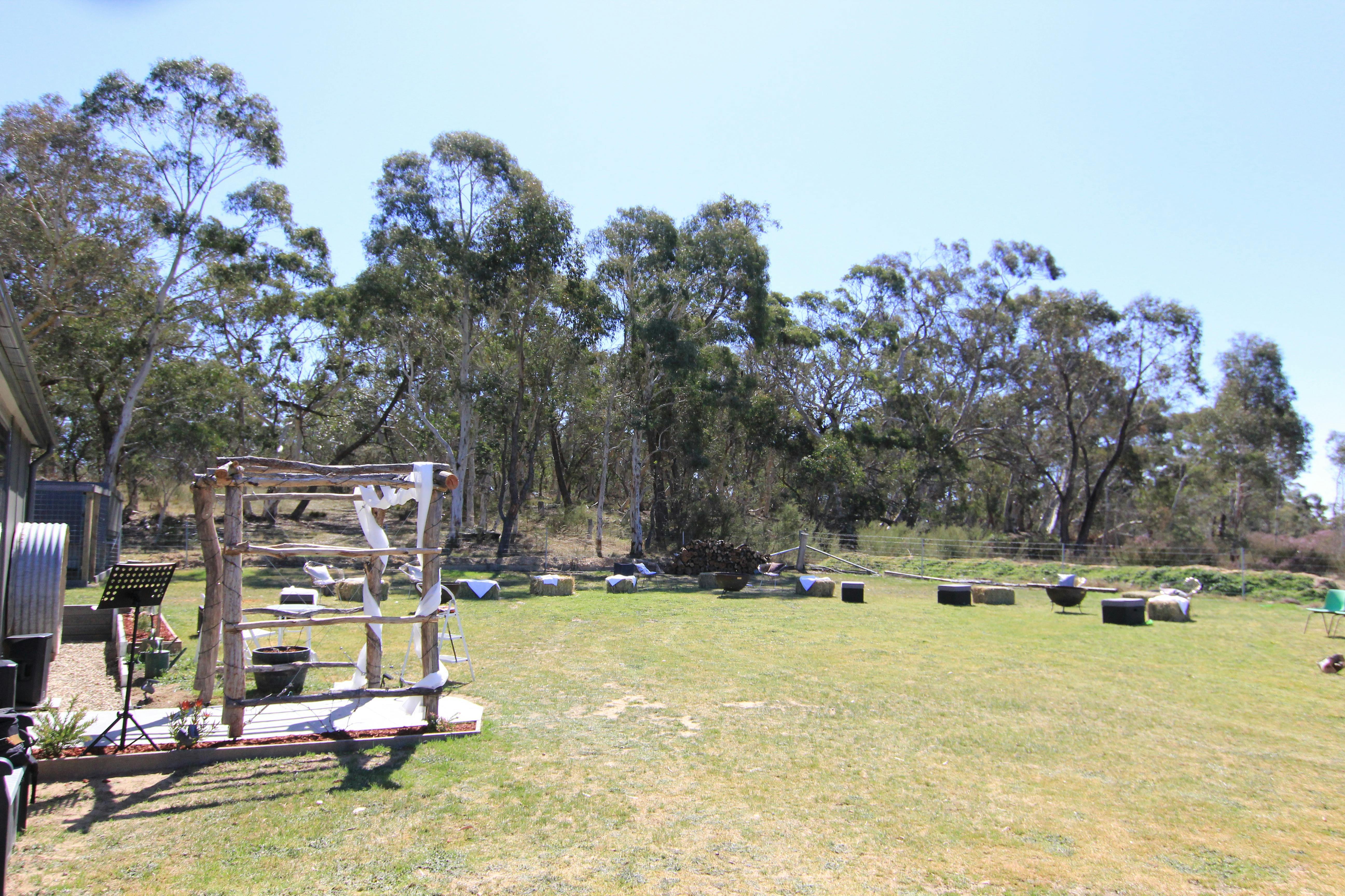 干し草の俵が置かれた屋外席