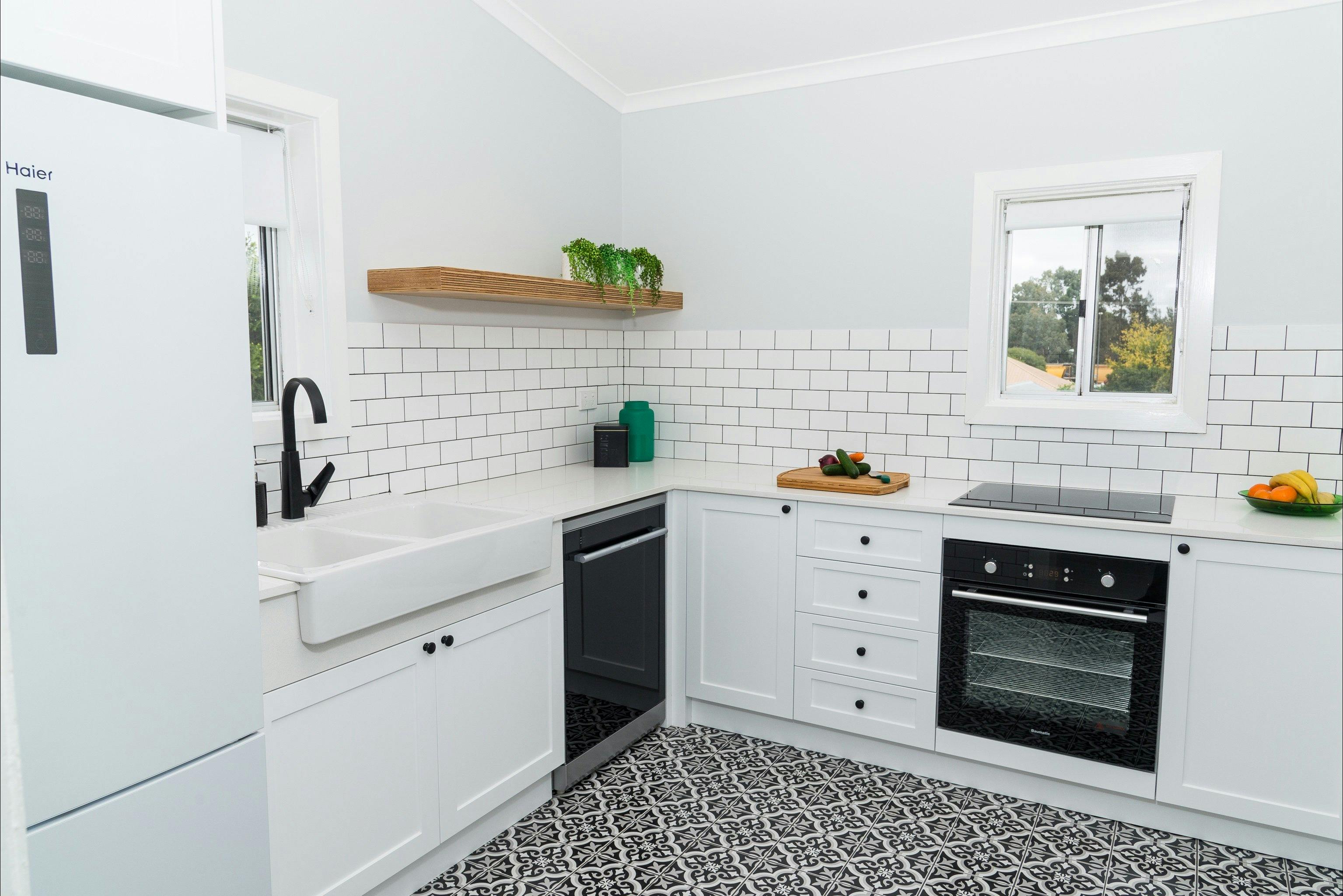 Kirsten Accommodation Parkes Deluxe cottage Fully Equipped Kitchen