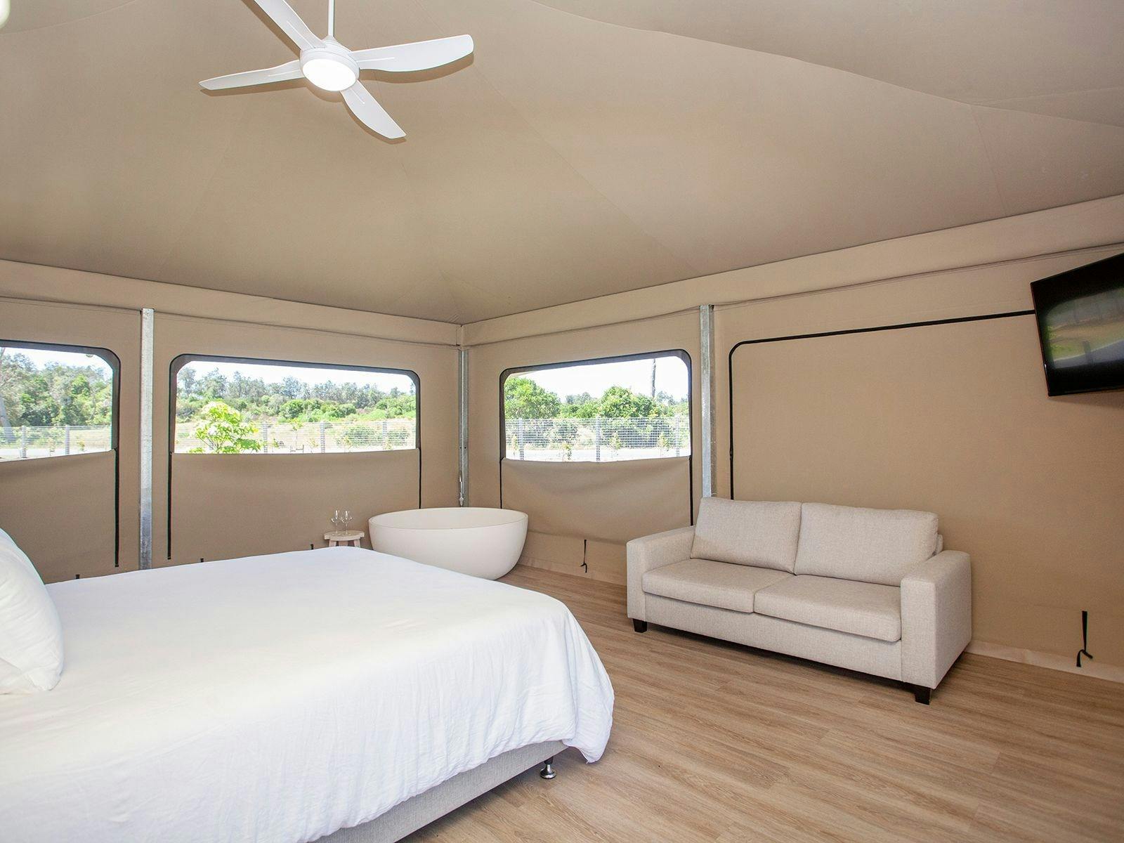 Crowdy Bay Eco Resort 욕조가 있는 글램핑 텐트