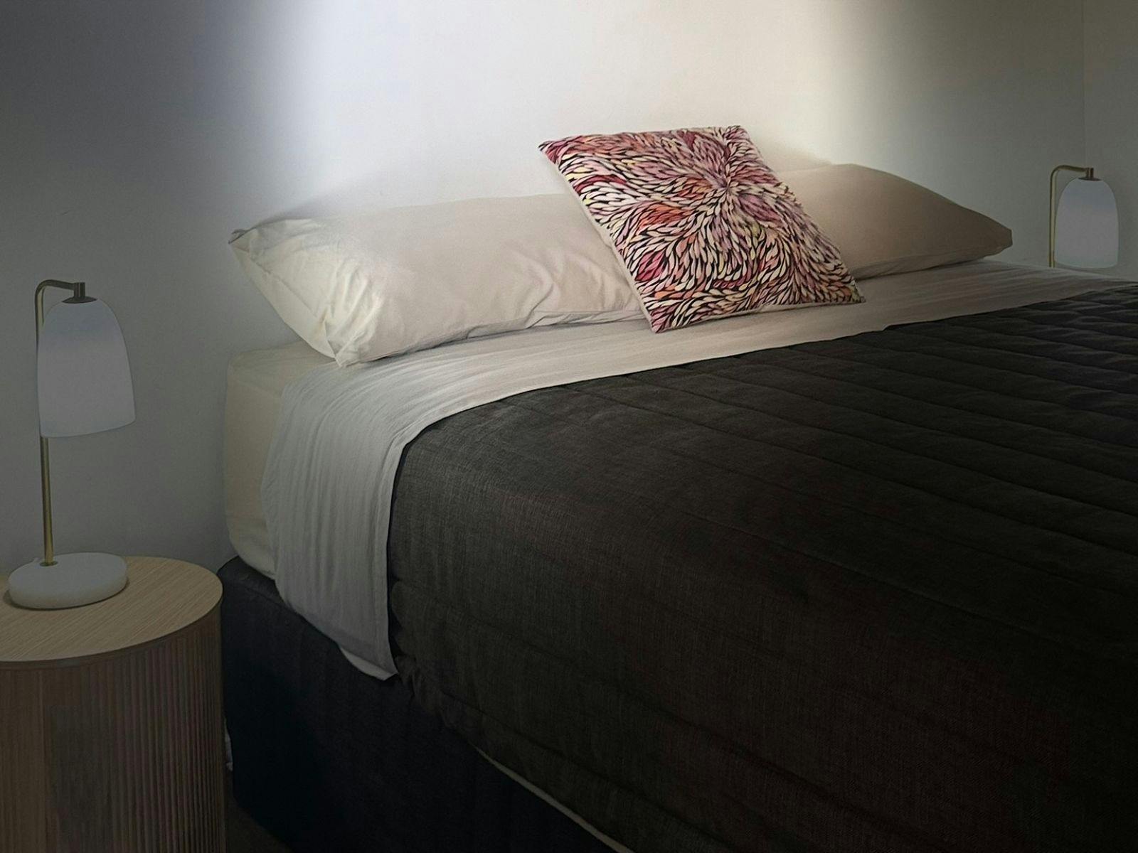 ensuite room with queen bed at hells gate roadhouse