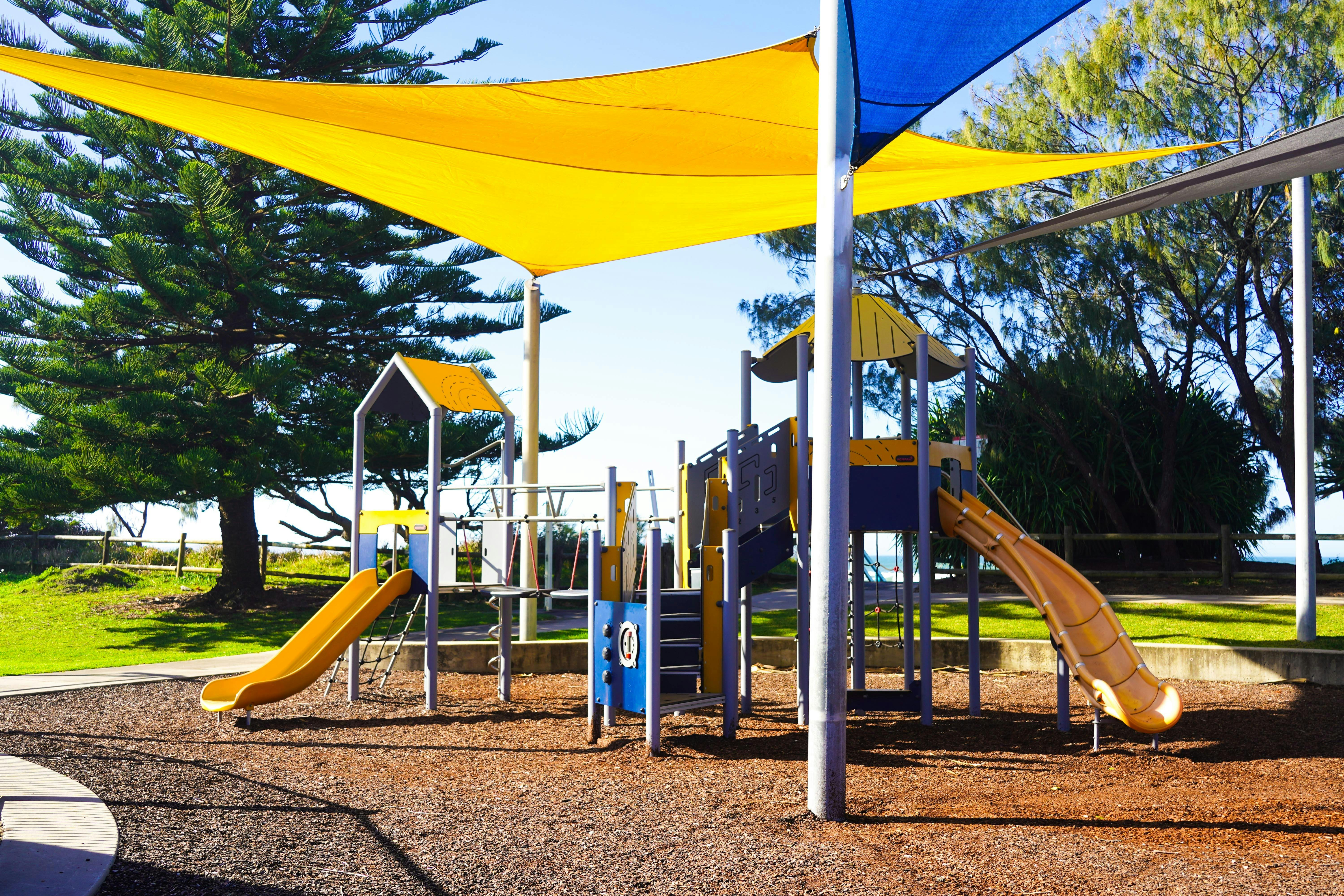 Passend farbig gestaltete, zweistöckige Kinderspielanlage mit zwei Rutschen.