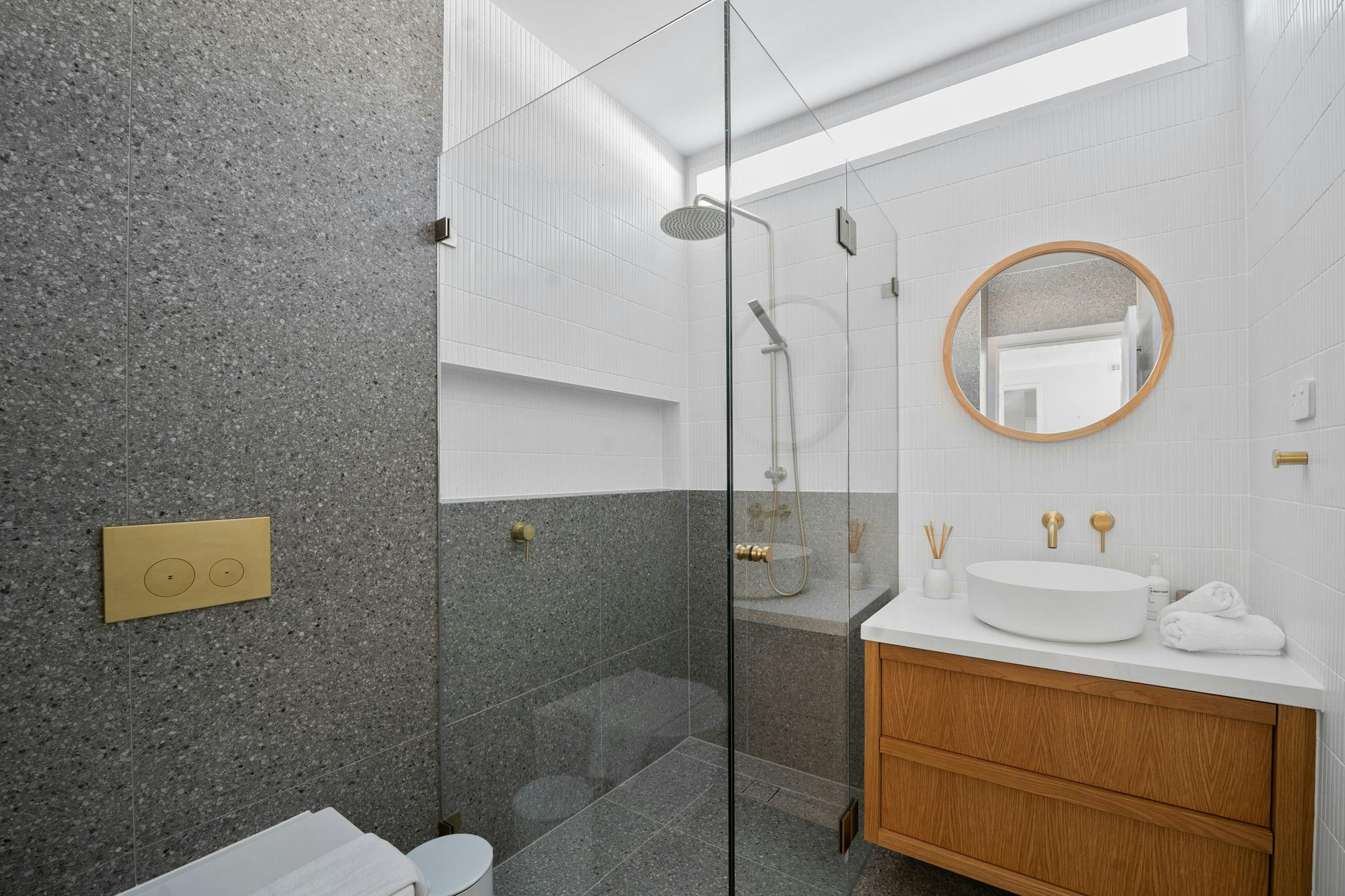 浴室設計時尚，配有玻璃淋浴間和現代裝置。