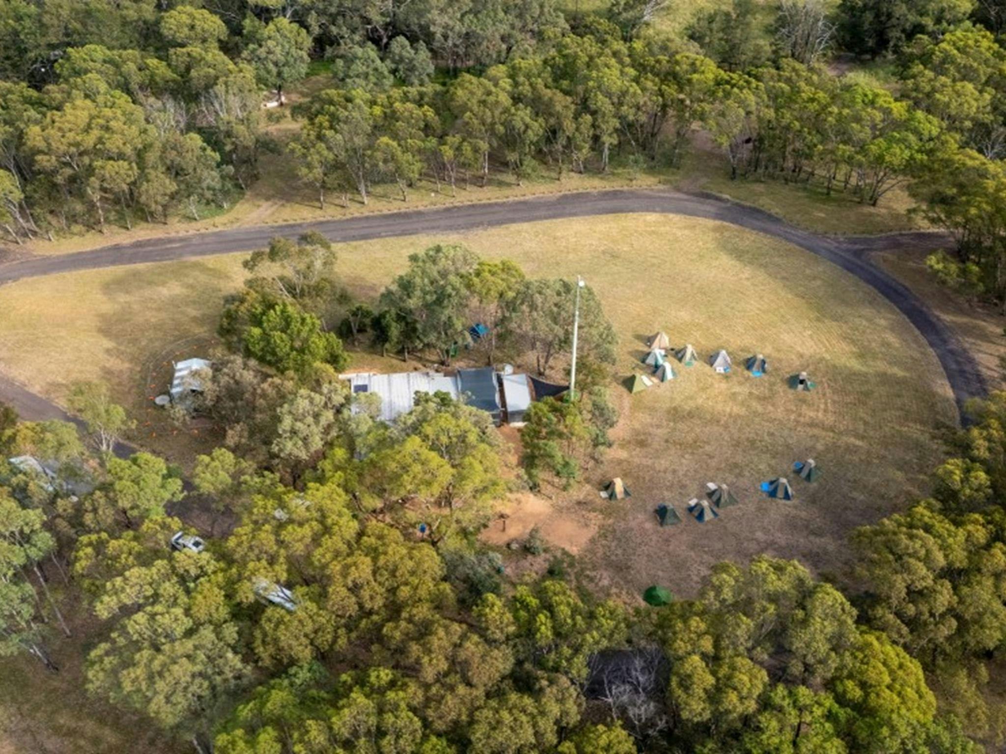 Luftaufnahme des Gruppen-Campingplatzes Camp Walaay im Warrumbungle-Nationalpark. Foto: John Spencer