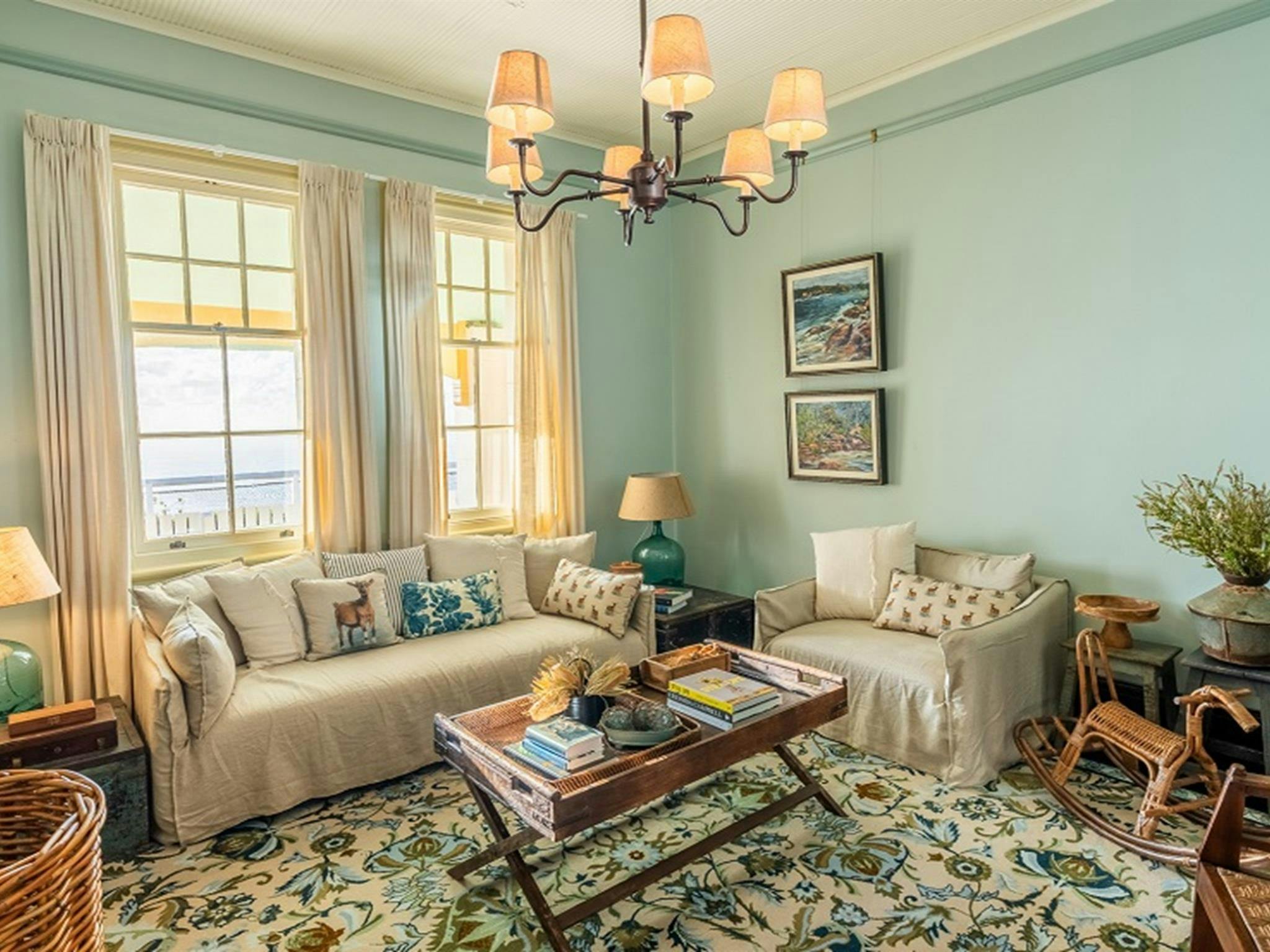 拜伦角灯塔助理管理员小屋的起居室。图片来源：John Spencer/DCCEEW