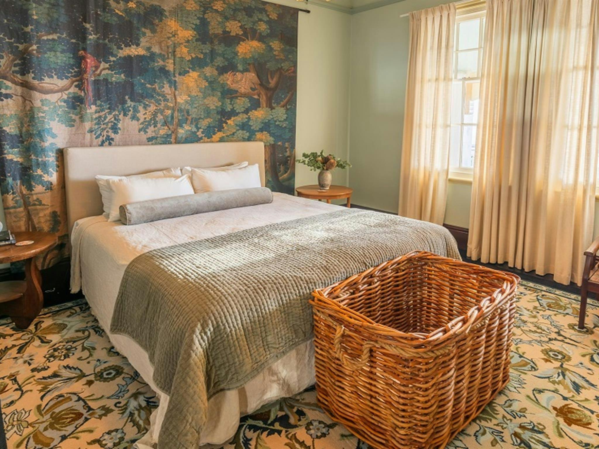 拜伦角灯塔助理管理员小屋，1号小屋，配备一张大床。图片来源：John Spencer/DCCEEW