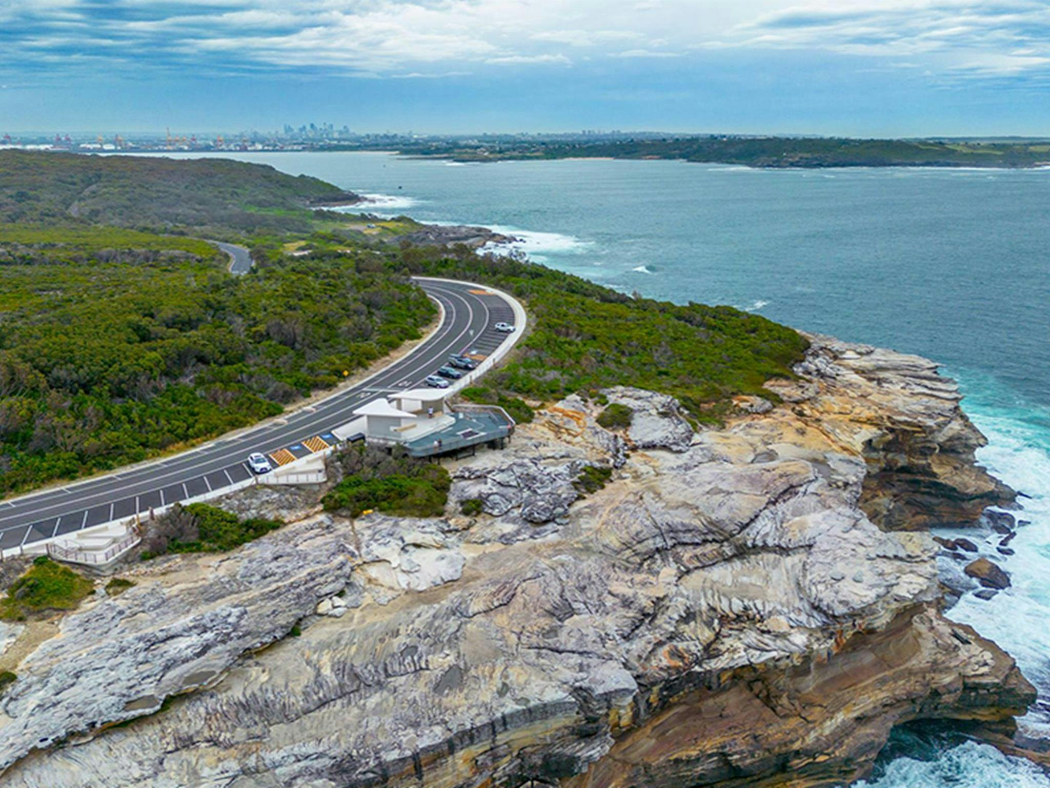 Luftbild der Walbeobachtungsplattform am Kap Solander mit Blick zurück auf die Botany Bay und