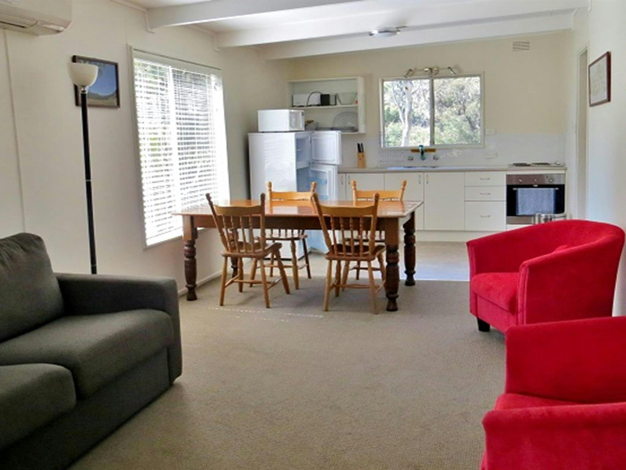 Capertee Cottage, Esszimmer und Küche. Foto: Anjee du Terreau OEH