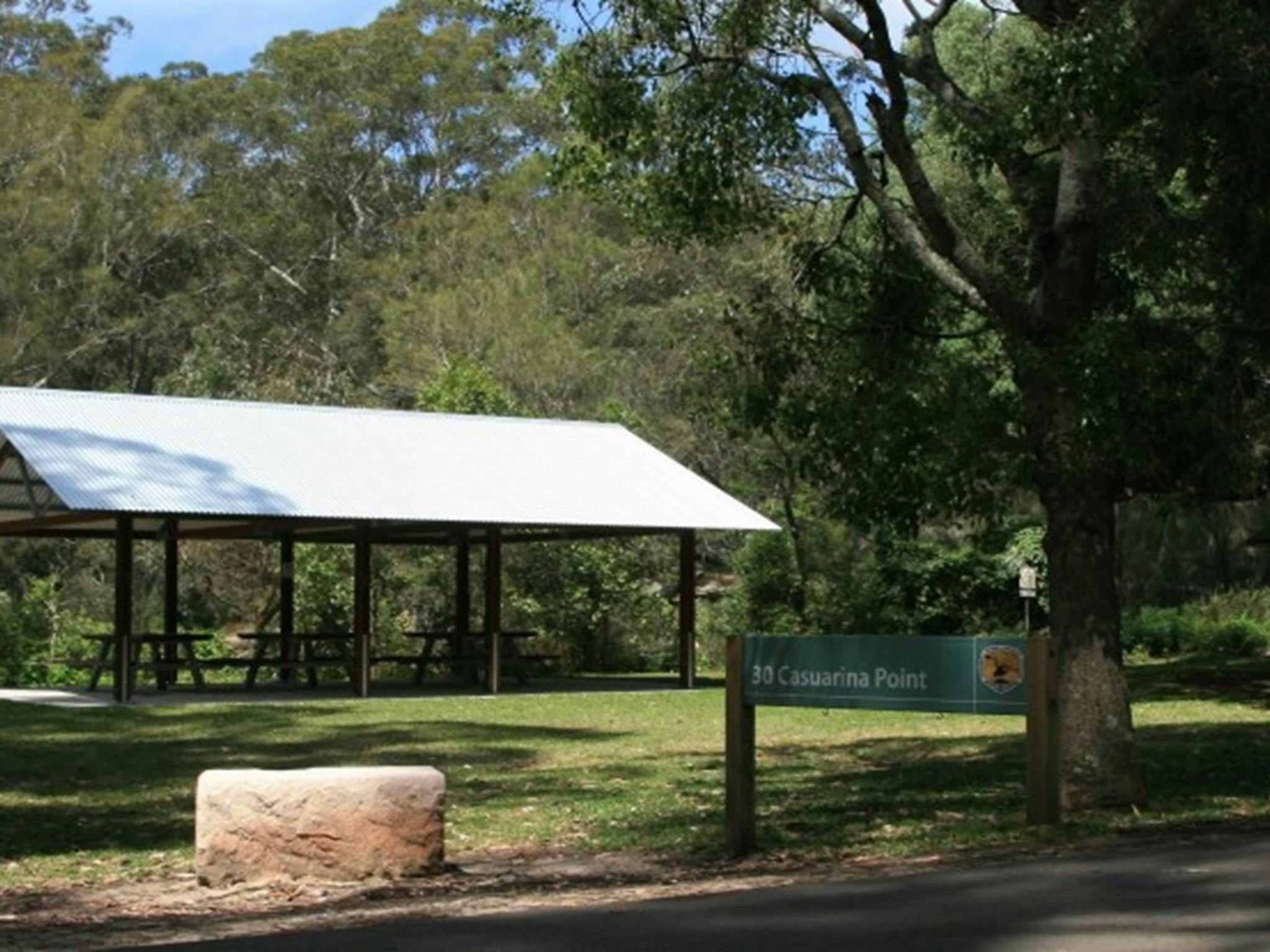 Ein Picknickpavillon und ein Schild am Picknickplatz Casuarina Point im Lane Cove Nationalpark. Foto: Nathan