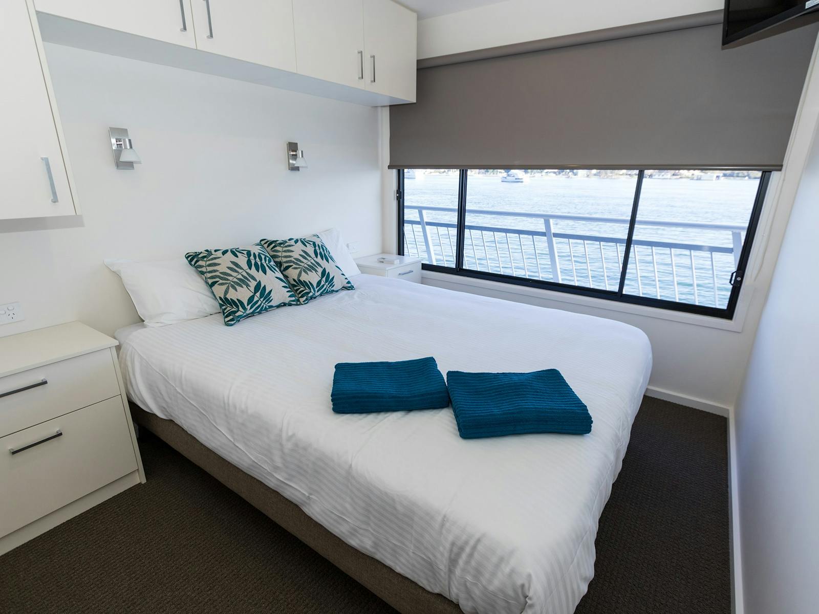 Luxury Houseboat eight to 10 Berth Bedroom