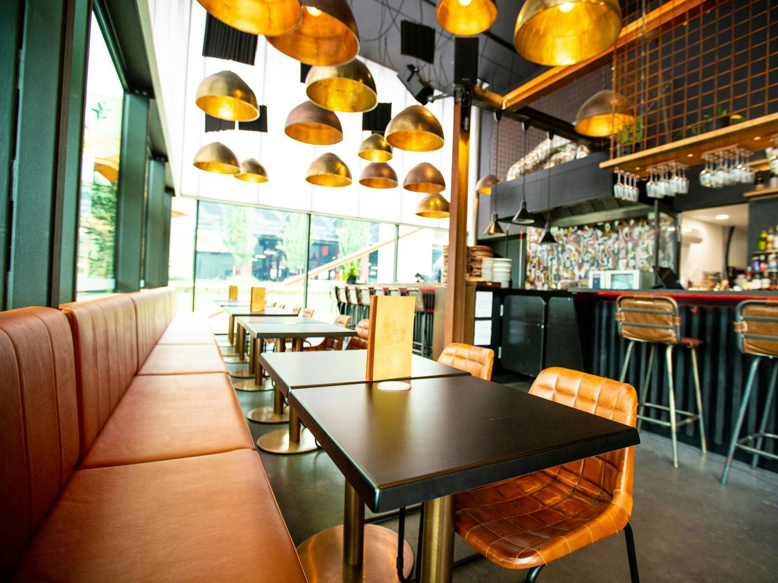 Frankie J's interior