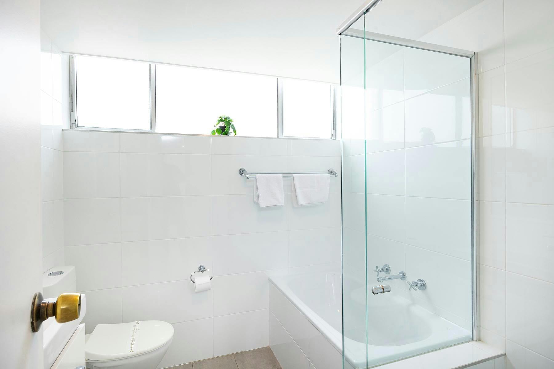 Badezimmer mit separater Badewanne und Dusche