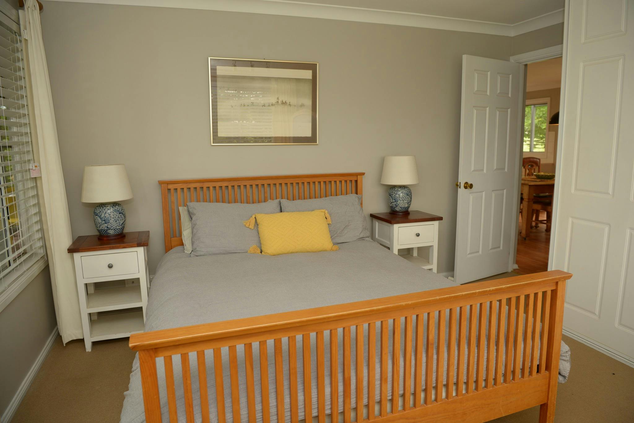 샤도네이 코티지의 퀸 사이즈 침대