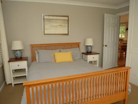 Queen bed in Chardonnay cottage