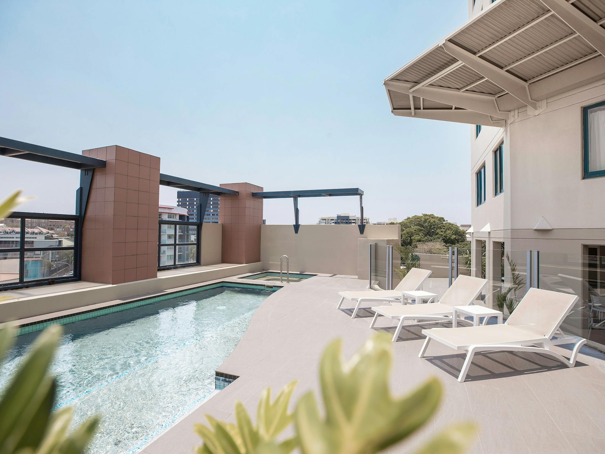 Mantra on Queen - Swimming Pool Mantra on Queen - Swimming Pool