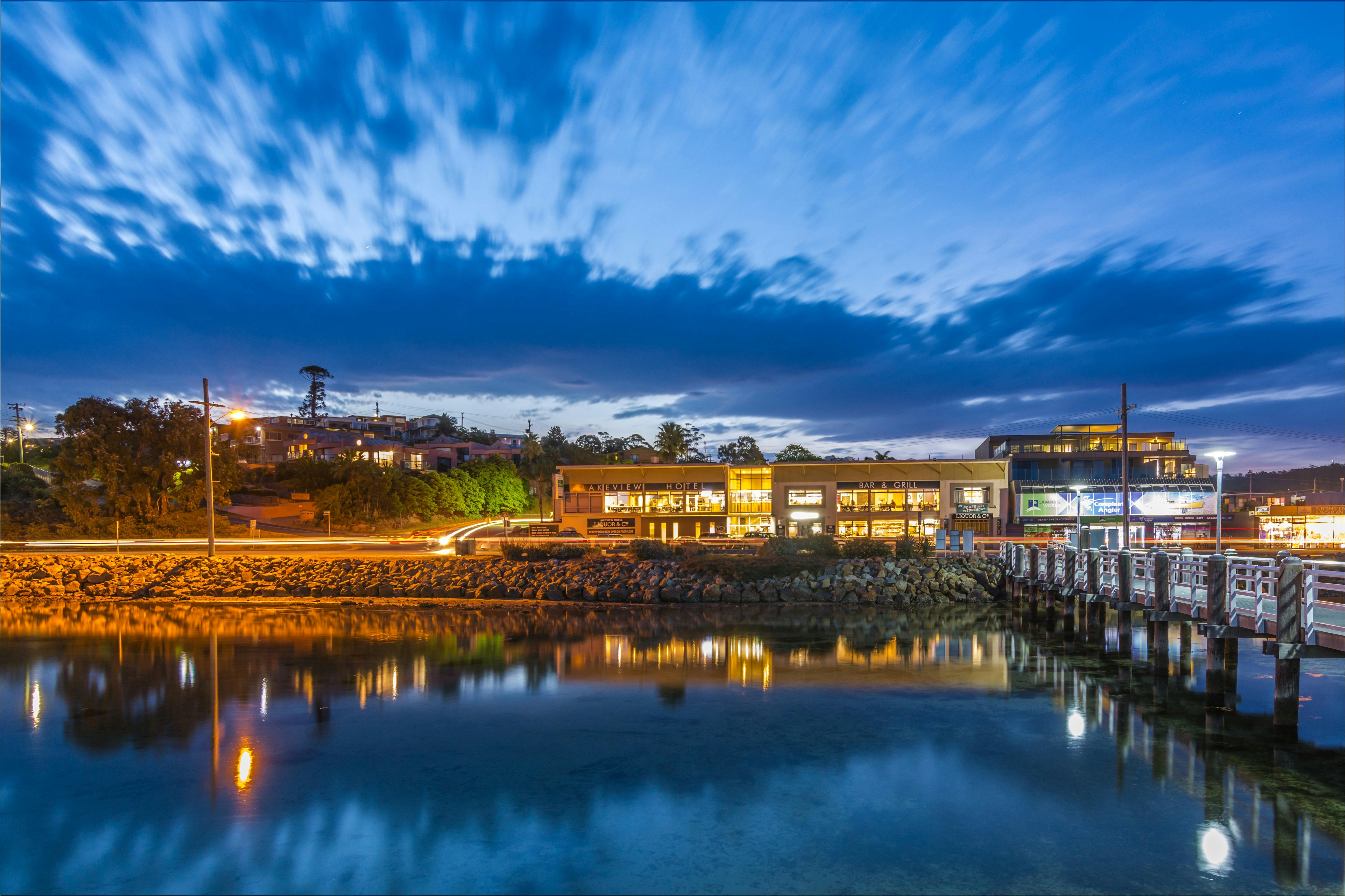 밤에 레이크뷰 호텔